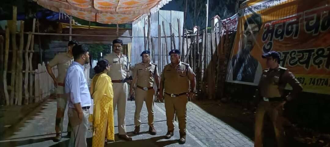 छात्र संघ चुनाव को लेकर DSP अनुज कुमार पर वरिष्ठ अधिकारियों ने फिर जताया भरोसा
श्रीनगर। छात्र संघ चुनाव को लेकर सुरक्षा व्यवस्था के मद्देनजर वरिष्ठ अधिकारियों ने एक बार फिर DSP अनुज कुमार पर भरोसा जताया है। चुनावी व्यवस्थाओं को देखते हुए उन्हें श्रीनगर में तैनात किया गया है।
श्रीनगर पहुंचते ही DSP अनुज कुमार ने सुरक्षा व्यवस्थाओं का जायजा लिया और संबंधित पुलिस अधिकारियों एवं कर्मचारियों को आवश्यक दिशा-निर्देश दिए। मतदान के दौरान शांति एवं कानून-व्यवस्था बनाए रखने के लिए पुलिस की ओर से व्यापक सुरक्षा इंतजाम किए जा रहे हैं।
गौरतलब है कि श्रीनगर में छात्र संघ चुनाव के लिए कल मतदान होना है। चुनाव को शांतिपूर्ण एवं निष्पक्ष ढंग से संपन्न कराने के लिए पुलिस प्रशासन पूरी तरह मुस्तैद है।
