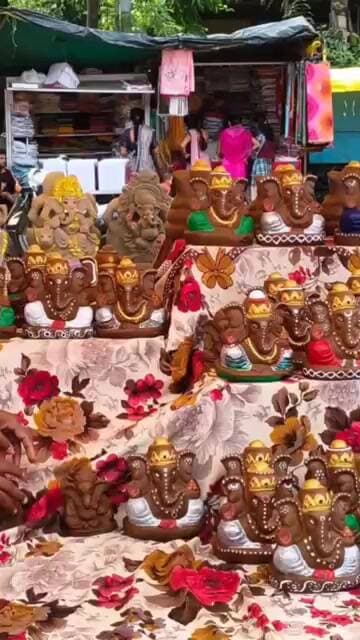 मिट्टी और गोबर से बना रहीं गणेश प्रतिमाएं, मुख्य बाजार में लगा विक्रय स्टॉल*