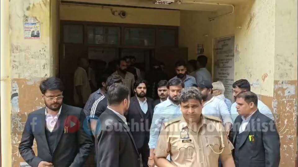 विधायक अब्बास अंसारी पत्नी निकहत अंसारी के साथ बांदा की भ्रष्टाचार निवारण कोर्ट में हुए पेश, जान का बताया खतरा
#abbasansari #Banda #Chitrakoot #Mau_MLA #MukhtarAnsari #NikahatAnsari #abbasansariwife