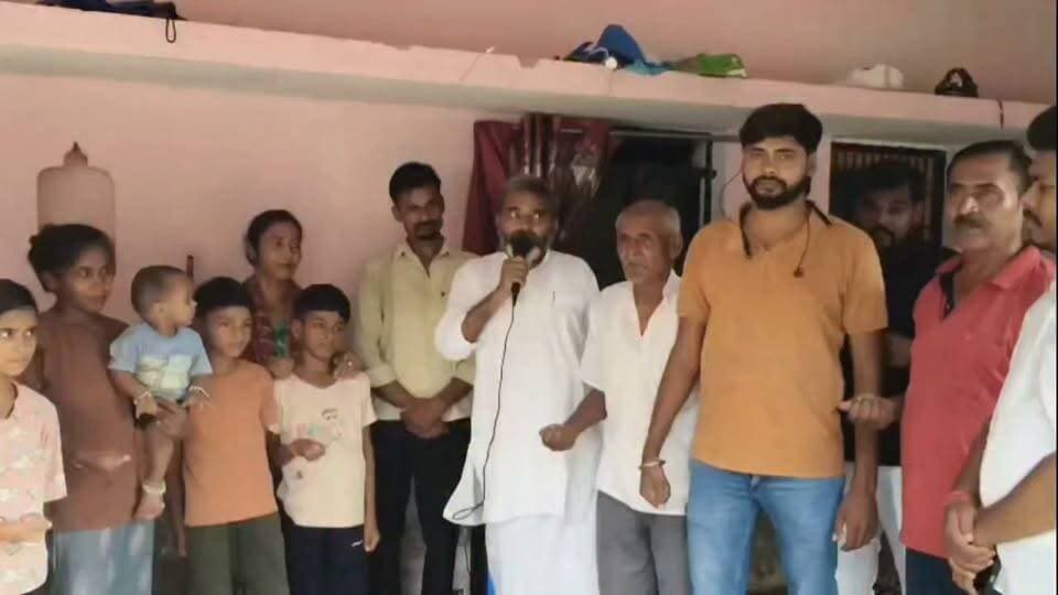 हर घर मुट्ठी भर अनाज' से चल रहा आरक्षण बचाओ आंदोलन, बारी बजहिया गांव से पहुंचा समर्थन।।
#prayagrajnews