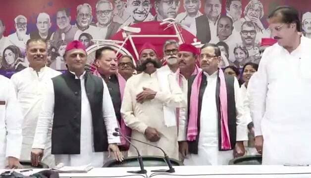 यूपी का चुनाव मजेदार होता जा रहा है
• पिछले दिनों मैनपुरी में यूपी पुलिस के CO अशोक सिंह ने मूंछों पर ताव देते हुए कहा - ये वीडियो अखिलेश यादव को दे देना
• अखिलेश यादव ने इस बात को पकड़ लिया और प्रेस कॉन्फ्रेंस में कहा - "उसकी मूंछें बहुत छोटी थीं"
कल अखिलेश ने ललितपुर के अपने कार्यकर्ता की तस्वीर ट्वीट की और लिखा- "अच्छा लगता है ऐसी मूछों पर ताव.."
आज उस कार्यकर्ता को स्टेज पर लेकर आए और कार्यकर्ता ने सबके सामने अपनी मूछों पर ताव दिया..!
#akhileshyadavsamajwadiparty