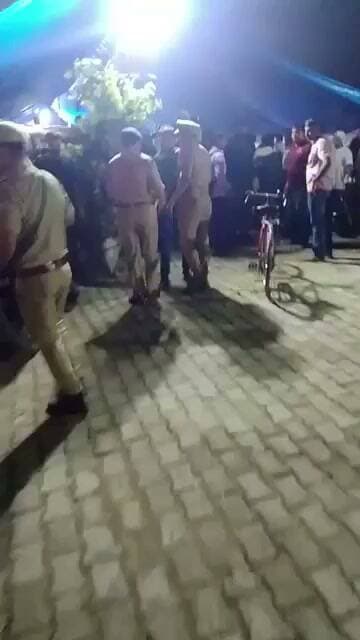 प्रयागराज में पिछले 10 दिन से चल रहा TGT/PGT अभ्यर्थियों का धरना पुलिस ने जबरन खत्म करा दिया !!
कल रात 2 बजे पुलिस धरनास्थल पर पहुंची। आंदोलनकारियों से कहा कि धारा–163 लागू है, धरना खत्म करिए। छात्रों ने हटने से इनकार किया तो पुलिस ने बर्बर तरीके से सबको उठा दिया।
#ViralNewsUpdate