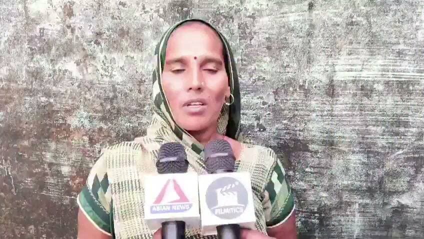 प्रयागराज में दबंगई, महिला की बाउंड्रीवॉल जबरन गिराई गई
झूंसी के कटका में दबंग हिमांक शुक्ला पर बाउंड्रीवॉल गिराने का आरोप
बाउंड्रीवॉल गिराने का विरोध करने पर पीड़िता को मिली जान से मारने की धमकी
कई दिन बीतने के बाद भी झूंसी पुलिस ने नहीं की कोई कार्रवाई
न्याय न मिलने पर पीड़ित महिला शिवदेवी ने सीएम योगी से लगाई सुरक्षा की गुहार..?
#prayagrajnews #DMPrayagraj