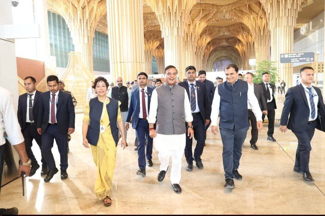 মাননীয় মুখ্যমন্ত্ৰী ড° হিমন্ত বিশ্ব শৰ্মাই আজি গুৱাহাটী বিমানবন্দৰৰ নতুন সংহত টাৰ্মিনেলটোৰ উদ্বোধন কৰে।
লগতে মাননীয় মুখ্যমন্ত্ৰীয়ে আজি এই টাৰ্মিনেলৰ পৰা প্ৰথমবাৰৰ বাবে যাত্ৰা কৰা যাত্ৰীসকলকো ওলগ জনায়।