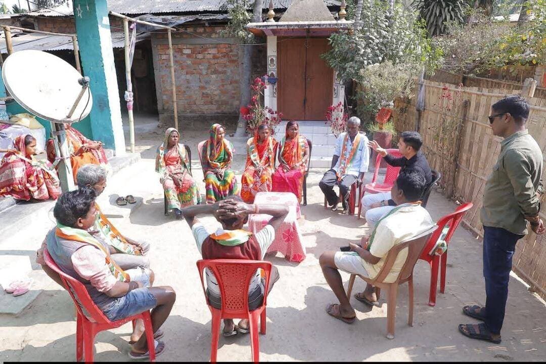 ময়নাগড় বাগানে জনসংযোগ অব্যাহত রেখেছেন বড়খলায় কংগ্রেসের টিকিট প্রত্যাশী ডা. অমিত কালোয়ার।