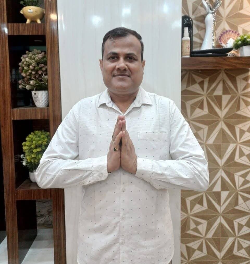 কাটিগড়ায় কংগ্রেসের টিকিট ঘিরে জোর জল্পনা, সন্দীপ দাস–পাপন দেব সমর্থকদের পাল্টাপাল্টি দাবি
কাটিগড়া : ১১৬ নং কাটিগড়া বিধানসভা সমষ্টিতে কংগ্রেসের সম্ভাব্য প্রার্থী নিয়ে রাজনৈতিক মহলে জোর জল্পনা তৈরি হয়েছে। সম্প্রতি একটি সংবাদমাধ্যমে প্রকাশিত খবরে দাবি করা হয়, কাটিগড়া আসনে কংগ্রেসের টিকিট পাচ্ছেন সন্দীপ দাস। এই খবর প্রকাশ্যে আসতেই এলাকায় চাঞ্চল্য ছড়িয়ে পড়ে।
তবে এর পরপরই আরেক টিকিট প্রত্যাশী পাপন দেবের সমর্থকেরা সামাজিক মাধ্যমে পাল্টা অবস্থান নেন। তাঁদের দাবি, পাপন দেবের টিকিট কার্যত নিশ্চিত, শুধু আনুষ্ঠানিক ঘোষণা এখনও বাকি। সমর্থকদের পক্ষ থেকে দেওয়া এক স্ট্যাটাসে বলা হয়, “গুজবে কান দেবেন না। কাটিগড়ায় এবার শক্ত ও গ্রহণযোগ্য মুখ হিসেবেই সামনে আসছেন পাপন দেব।”
সমর্থকদের বক্তব্য অনুযায়ী, গত কয়েক মাস ধরে সমষ্টির বিভিন্ন প্রান্তে ধারাবাহিক জনসংযোগ, সাংগঠনিক বৈঠক, কর্মীসভা ও বিভিন্ন সামাজিক কর্মসূচিতে সক্রিয় ভূমিকা রেখেছেন পাপন দেব। তৃণমূল স্তরের কর্মীদের সঙ্গে নিবিড় যোগাযোগ এবং সাধারণ মানুষের সমস্যা নিয়ে সরব উপস্থিতিই তাঁকে এগিয়ে রেখেছে বলেও দাবি করা হয়।
অন্যদিকে সন্দীপ দাসের সমর্থক মহলও নিজেদের অবস্থানে অনড়। তাঁদের দাবি, দলীয় শীর্ষ নেতৃত্বের সঙ্গে নিয়মিত যোগাযোগ ও সাংগঠনিক অভিজ্ঞতার ভিত্তিতেই সন্দীপ দাসের নাম এগিয়ে রয়েছে।
ফলে কাটিগড়ায় কংগ্রেসের টিকিট ঘিরে তৈরি হয়েছে দ্বিমুখী জল্পনা। যদিও দলীয়ভাবে এখনও পর্যন্ত কোনো আনুষ্ঠানিক ঘোষণা করা হয়নি। রাজনৈতিক মহলের মতে, চূড়ান্ত সিদ্ধান্ত না আসা পর্যন্ত জল্পনা-কল্পনা চলতেই পারে। এখন সকলের নজর কংগ্রেসের কেন্দ্রীয় ও প্রাদেশিক নেতৃত্বের ঘোষণার