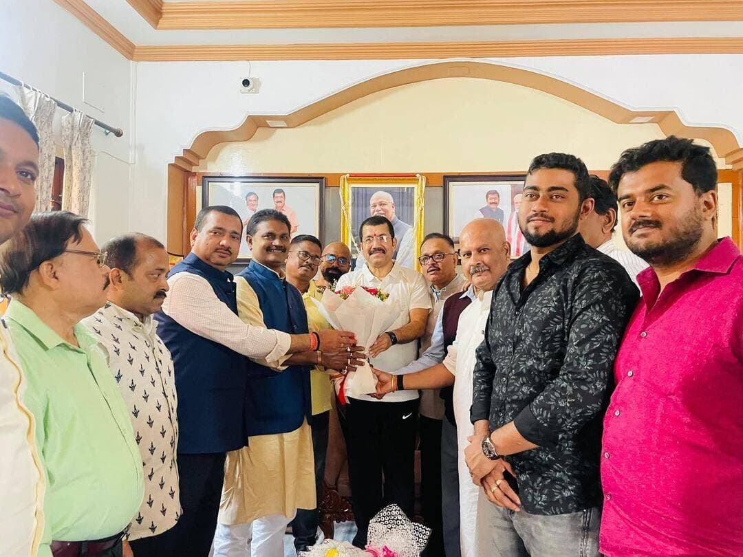 সাংসদ কণাদ পুরকায়স্থের জন্মদিন উপলক্ষে শুভেচ্ছা জ্ঞাপন করলেন জেলা বিজেপির নেতৃবৃন্দ।