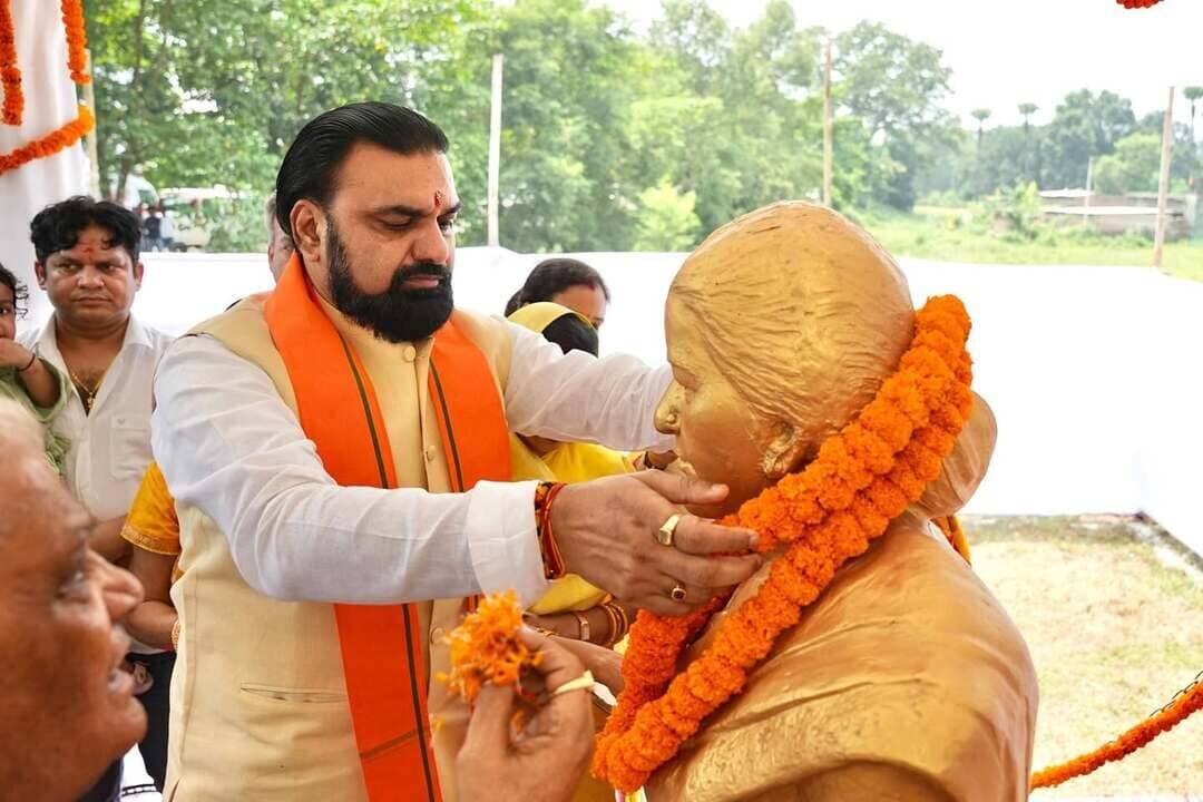 भागलपुर, दिनांक 10 सितंबर 2026:- माननीय मुख्यमंत्री, बिहार श्री सम्राट चौधरी ने भागलपुर एवं मुंगेर क्षेत्र का दौरा किया। इस दौरान उन्होंने पार्वती नगर स्थित अपनी स्मृतिशेष माताश्री की प्रतिमा पर पुष्पांजलि अर्पित कर श्रद्धांजलि दी।माननीय मुख्यमंत्री जी ने के.एम. कॉलेज, बेलारी, असरगंज (मुंगेर) स्थित हेलीपैड पर आगमन हुआ। इसके उपरांत वे लखनपुर स्थित अपने निजी आवास के लिए रवाना हुए।माननीय मुख्यमंत्री जी लखनपुर से बी.एड. कॉलेज, पार्वती नगर, तारापुर (मुंगेर) पहुंचे। यहां उन्होंने अपनी स्मृतिशेष माताश्री की प्रतिमा पर नमन करते हुए पुष्पांजलि अर्पित की और श्रद्धांजलि दी। माननीय मुख्यमंत्री जी के कार्यक्रम के दौरान प्रशासनिक एवं पुलिस पदाधिकारियों द्वारा सुरक्षा एवं आवश्यक प्रशासनिक व्यवस्थाओं का समुचित प्रबंध किया गया।
माननीय मुख्यमंत्री जी के कार्यक्रम के दौरान भागलपुर प्रमंडल के आयुक्त श्री प्रेम सिंह मीणा, जिलाधिकारी भागलपुर श्रीमती अलंकृता पाण्डेय एवं वरीय पुलिस अधीक्षक श्री प्रमोद कुमार यादव सहित भागलपुर के संबंधित प्रशासनिक एवं पुलिस पदाधिकारी उपस्थित थे।
District Administration Patna
DM Darbhanga
District Administration, Madhubani
Madhepura District Administration
CMO Bihar
Bhagalpur District Administration
Information & Public Relations Department, Government of Bihar
DM Bhojpur