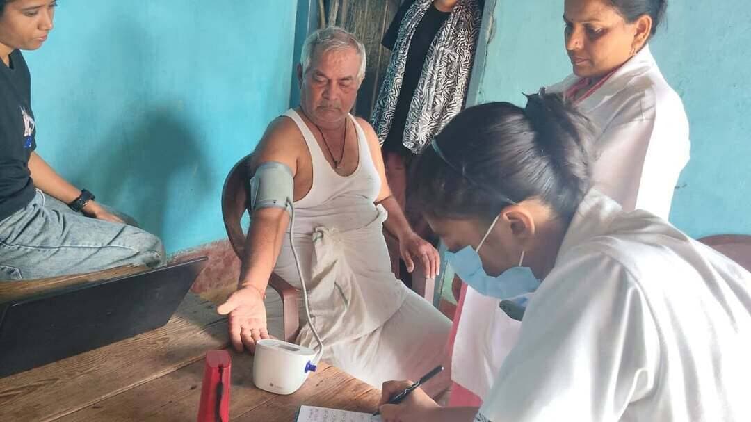 भागलपुर, दिनांक – 10 सितंबर 2026 राज्य स्वास्थ्य समिति, बिहार के निर्देशानुसार भागलपुर जिले में राष्ट्रीय गैर-संचारी रोग नियंत्रण कार्यक्रम (NP-NCD) के अंतर्गत “जाँच एवं उपचार-चिकित्सा आपके द्वार अभियान” का व्यापक स्तर पर संचालन किया जा रहा है। अभियान का मुख्य उद्देश्य 30 वर्ष एवं उससे अधिक आयु वर्ग के लोगों में गैर-संचारी रोगों (NCD) की समय पर पहचान, आवश्यक जाँच, उपचार एवं फॉलो-अप सुनिश्चित करना है।
अभियान के तहत जिले के विभिन्न प्रखंडों एवं स्वास्थ्य संस्थानों के साथ-साथ आयुष्मान आरोग्य मंदिर एवं सामुदायिक स्तर पर स्वास्थ्य कर्मियों द्वारा लोगों की स्क्रीनिंग की जा रही है। इस दौरान विशेष रूप से उच्च रक्तचाप (Hypertension), मधुमेह (Diabetes) तथा मुंह, स्तन एवं गर्भाशय ग्रीवा (Cervical) कैंसर की स्क्रीनिंग पर विशेष जोर दिया जा रहा है।
घर-घर पहुँचकर हो रही स्वास्थ्य जाँच
स्वास्थ्य विभाग की टीमों द्वारा आशा (ASHA), एएनएम (ANM) एवं सामुदायिक स्वास्थ्य अधिकारियों (CHO) के सहयोग से 30 वर्ष एवं उससे अधिक आयु के लोगों को चिह्नित कर उनकी स्वास्थ्य जाँच की जा रही है। स्क्रीनिंग के दौरान रक्तचाप एवं रक्त शर्करा की जाँच के साथ-साथ कैंसर के संभावित लक्षणों की भी पहचान की जा रही है।
मुंह के कैंसर की स्क्रीनिंग के दौरान तंबाकू एवं अन्य नशीले पदार्थों के सेवन से जुड़े जोखिम कारकों तथा मुंह में लंबे समय से बने घाव, सफेद या लाल धब्बे अथवा अन्य संदिग्ध लक्षणों की जाँच की जा रही है। वहीं, महिलाओं में स्तन कैंसर की पहचान के लिए आवश्यक क्लिनिकल परीक्षण तथा गर्भाशय ग्रीवा कैंसर के लिए निर्धारित प्रोटोकॉल के अनुसार स्क्रीनिंग की जा रही है।
संदिग्ध मरीजों को उपलब्ध कराई जाएगी आगे की चिकित्सा सुविधा
स्क्रीनिंग के दौरान किसी व्यक्ति में बीमारी अथवा कैंसर के संदिग्ध लक्षण पाए जाने पर उसे संबंधित उच्च स्वास्थ्य संस्थान में निःशुल्क जाँच एवं आवश्यक उपचार के लिए रेफर किया जा रहा है। स्वास्थ्य विभाग द्वारा यह सुनिश्चित किया जा रहा है कि स्क्रीनिंग के बाद संदिग्ध मरीजों का समय पर निदान, उपचार एवं फॉलो-अप हो तथा उन्हें आवश्यक स्वास्थ्य सुविधाएँ उपलब्ध कराई जाएँ।
बचाव एवं जागरूकता पर भी विशेष जोर
अभियान के दौरान लोगों को गैर-संचारी रोगों से बचाव एवं स्वस्थ जीवनशैली अपनाने के लिए जागरूक किया जा रहा है। इसके तहत नियमित स्वास्थ्य जाँच, संतुलित आहार, नियमित शारीरिक गतिविधि, तंबाकू एवं शराब से परहेज तथा स्वस्थ जीवनशैली अपनाने के महत्व की जानकारी दी जा रही है।
स्वास्थ्य विभाग द्वारा आम लोगों से अपील की गई है कि 30 वर्ष एवं उससे अधिक आयु का प्रत्येक व्यक्ति नियमित NCD स्क्रीनिंग अवश्य कराए। प्रारंभिक अवस्था में बीमारी की पहचान होने से समय पर उपचार शुरू किया जा सकता है तथा गंभीर जटिलताओं से बचाव संभव है।
जिला स्वास्थ्य विभाग का संदेश
जिला स्वास्थ्य विभाग ने कहा कि “जाँच एवं उपचार-चिकित्सा आपके द्वार अभियान” का उद्देश्य स्वास्थ्य सेवाओं को केवल अस्पतालों तक सीमित न रखकर उन्हें समुदाय एवं प्रत्येक पात्र व्यक्ति तक पहुँचाना है। अभियान के माध्यम से गैर-संचारी रोगों के साथ-साथ कैंसर की शुरुआती पहचान को भी प्राथमिकता दी जा रही है, ताकि संभावित मरीजों को समय पर उचित स्वास्थ्य सुविधा उपलब्ध कराई जा सके।
स्वास्थ्य विभाग की अपील
“30 वर्ष की उम्र के बाद नियमित जाँच कराएँ—बीमारी को बढ़ने से पहले पहचानें और स्वस्थ जीवन की ओर कदम बढ़ाएँ।”
District Administration Patna
DM Darbhanga
District Administration, Madhubani
Madhepura District Administration
Information & Public Relations Department, Government of Bihar
CMO Bihar
Bihar Health Department