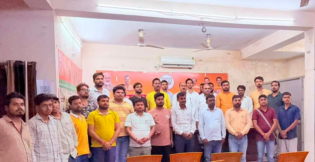 भाजयुमो प्रदेश अध्यक्ष जितेंद्र सिंह के 12 सितंबर को मुजफ्फरपुर आगमन को लेकर भाजपा की महत्वपूर्ण बैठक आयोजित
आगामी 12 सितंबर को भारतीय जनता पार्टी युवा मोर्चा के प्रदेश अध्यक्ष जितेंद्र सिंह के मुजफ्फरपुर आगमन को लेकर आज भाजपा मुजफ्फरपुर पूर्वी जिला कार्यालय में एक महत्वपूर्ण बैठक आयोजित की गई। बैठक में प्रदेश अध्यक्ष के स्वागत एवं प्रस्तावित कार्यक्रम को सफल बनाने को लेकर विस्तृत चर्चा की गई तथा कार्यकर्ताओं को आवश्यक जिम्मेदारियां सौंपी गईं।
बैठक में मुख्य रूप से बिहार सरकार के कार्यक्रम क्रियान्वयन समिति के सदस्य राजेश कुमार वर्मा, भाजपा जिला अध्यक्ष विवेक कुमार, प्रदेश मंत्री मुकेश कुमार शर्मा, युवा मोर्चा प्रदेश उपाध्यक्ष कुल भूषण एवं जिला महामंत्री रविशंकर कुशवाहा ,भाजयुमो पश्चिमी के अध्यक्ष राकेश कुमार साहेब उपस्थित रहे।
कार्यक्रम की अध्यक्षता जिला अध्यक्ष दिवाकर शर्मा ने की। उन्होंने कार्यकर्ताओं से आह्वान किया कि प्रदेश अध्यक्ष जितेंद्र सिंह के आगमन को लेकर सभी कार्यकर्ता पूरी तत्परता एवं उत्साह के साथ तैयारियों में जुटें और कार्यक्रम को सफल एवं भव्य बनाएं।
बैठक में संगठन की मजबूती, युवा कार्यकर्ताओं की सक्रिय भागीदारी तथा आगामी कार्यक्रम की तैयारियों को लेकर भी चर्चा की गई।
इस अवसर पर अमरेंद्र कुमार सूरज , विशाल कुमार, सिद्धार्थ राज, पंकज सोनी, यशवर्धन, अभिषेक कुमार मुन्ना, मिमसाद आलम, अभिषेक सिंह,अविनाश सिंह , आशीष रंजन,मनीष कुमार, देवकांत झा, वंश कुमार, आशीष कुमार ,निरंजन कुमार ,उमंग कुमार, वीर प्रताप, ध्रुव जायसवाल सहित दर्जनों भाजपा एवं युवा मोर्चा के कार्यकर्ता उपस्थित रहे। निवेदक
रंजन कुमार ओझा
जिला मीडिया प्रभारी पूर्वी मुजफ्फरपुर