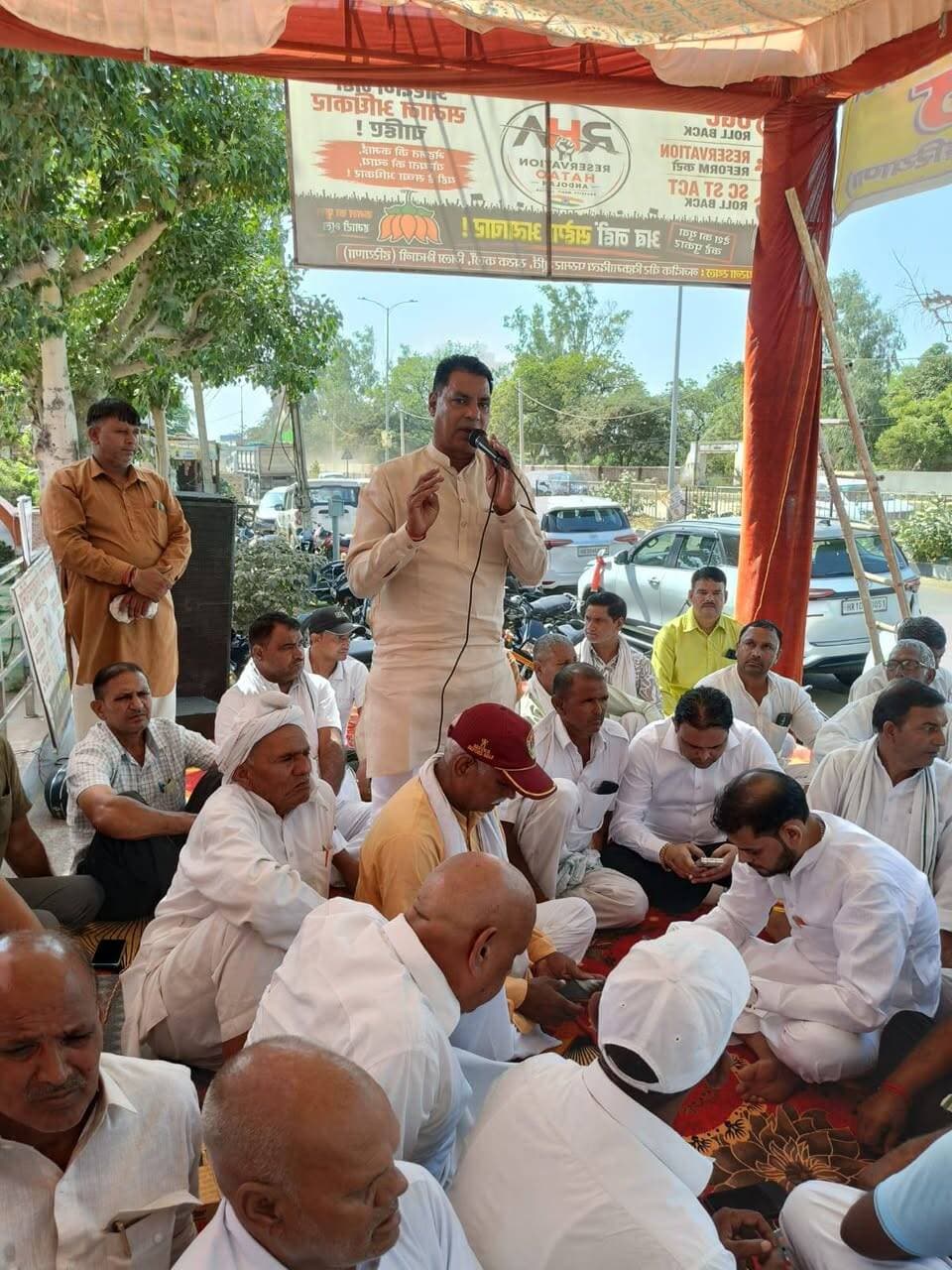 खरक कलां में गरमाया स्वर्ण समाज का आंदोलन : 10वें दिन धरना स्थल पर पहुंचे पूर्व मंत्री नयनपाल रावत, मांगों को बताया पूर्णत: जायज
एससी-एसटी एक्ट और यूजीसी नियमों में तुरंत हो संशोधन, अन्याय नहीं होगा बर्दाश्त : पूर्व मंत्री नयनपाल रावत
कानून में संतुलन और पारदर्शिता समाज में भाईचारा और समानता करते है स्थापित : नयनपाल रावत
खाप प्रतिनिधियों ने दी चेतावानी : मांगें नहीं मानी राज्य स्तर पर उग्र होगा स्वर्ण समाज का आंदोलन
भिवानी, 10 सितंबर : विश्वविद्यालय अनुदान आयोग (यूजीसी) के हालिया फैसलों को वापस लेने, मौजूदा आरक्षण व्यवस्था में न्यायसंगत बदलाव करने और एससी-एसटी एक्ट के मौजूदा प्रावधानों में संशोधन की मांग को लेकर खरक कलां गांव के बस स्टैंड पर सर्व समाज द्वारा यूजीसी रोल बैक संघर्ष समिति के बैनर शुरू किया गया अनिश्चितकालीन धरना वीरवार को 10वें दिन भी पूरी मजबूती के साथ जारी रहा। दिन-प्रतिदिन इस आंदोलन को आसपास के क्षेत्रों, सामाजिक संगठनों और खाप पंचायतों का व्यापक समर्थन मिल रहा है, जिससे प्रशासन और सरकार पर दबाव लगातार बढ़ता जा रहा है। इस दौरान धरने के 10वें दिन पूर्व मंत्री एवं पूर्व विधायक नयनपाल रावत मुख्य रूप से आंदोलनकारियों के बीच पहुंचे। उन्होंने धरने को अपना पूर्ण समर्थन देते हुए स्वर्ण समाज द्वारा उठाई गई मांगों को पूरी तरह से जायज और सामयिक बताया।
इस मौके पर धरने को संबोधित करते हुए पूर्व मंत्री नयनपाल रावत ने कहा कि स्वर्ण समाज द्वारा उठाई जा रही मांगें पूरी तरह से तर्कसंगत और न्यायसंगत हैं। यूजीसी के फैसलों से लेकर एससी-एसटी एक्ट के दुरुपयोग को रोकने तक, समाज का हर वर्ग आज बदलाव की मांग कर रहा है। जब तक किसी भी कानून में संतुलन और पारदर्शिता नहीं होगी, तब तक समाज में भाईचारा और समानता स्थापित नहीं हो सकती। मैं व्यक्तिगत और राजनीतिक रूप से स्वर्ण समाज की इस लड़ाई में उनके साथ खड़ा हूं। सरकार को जल्द से जल्द इन मांगों पर गंभीरता से विचार करते हुए सकारात्मक कदम उठाने चाहिए, ताकि युवाओं का भविष्य सुरक्षित हो सके और किसी के साथ अन्याय न हो।
धरने पर मौजूद विभिन्न खापों और गांवों से आए प्रतिनिधियों ने भी सरकार की नीतियों के खिलाफ कड़ा रोष जताया और आंदोलन को और तेज करने की चेतावनी दी। इस मौके पर यूजीसी रोल बैक संघर्ष समिति के पदाधिकारी आजाद रिवाड़ीखेड़ा ने कहा कि स्वर्ण समाज का यह धरना केवल एक गांव का मुद्दा नहीं है, बल्कि यह पूरे समाज के हक और न्याय की लड़ाई है। जिस तरह से आरक्षण और एससी-एसटी एक्ट के प्रावधानों का दुरुपयोग हो रहा है, उससे योग्य और प्रतिभावान युवाओं का हक मारा जा रहा है। यदि सरकार ने जल्द ही इन मांगों का समाधान नहीं निकाला, तो खाप पंचायतें बड़ा फैसला लेने से पीछे नहीं हटेंगी। आने वाले दिनों में इस आंदोलन को राज्य स्तर पर ले जाया जाएगा।
उन्होंने कहा कि 10 दिनों से हमारे बुजुर्ग और युवा शांतिपूर्ण तरीके से अपनी मांगों को लेकर धरने पर बैठे हैं, लेकिन सरकार की चुप्पी दुर्भाग्यपूर्ण है। विभिन्न गांवों की पंचायतों का लगातार समर्थन मिलना इस बात का सबूत है कि जन-आक्रोश बढ़ रहा है। यूजीसी के मनमाने फैसलों को तुरंत रद्द किया जाए और कानूनों में ऐसे संशोधन हों जिससे किसी का शोषण न हो। धरना स्थल पर रोजाना विभिन्न गांवों से प्रतिनिधिमंडल और खाप चौधरी पहुंचकर अपना समर्थन दर्ज करा रहे हैं। धरने के 10वें दिन भी सैकड़ों की संख्या में ग्रामीणों और क्षेत्रवासियों ने हिस्सा लिया। आंदोलनकारियों ने स्पष्ट कर दिया है कि जब तक उनकी मांगों पर सरकार कोई ठोस और लिखित आश्वासन नहीं देती, तब तक यह अनिश्चितकालीन धरना इसी प्रकार जारी रहेगा और आने वाले दिनों में आंदोलन की रूपरेखा को और अधिक आक्रामक बनाया जाएगा। इस अवसर पर कुलदीप वशिष्ठ एडवोकेट, मुकेश परमार एडवोकेट सिरसा घोघड़ा, कुलदीप परमार एडवोकेट खरकखुर्द सहित अनेक ग्रामीण मौजूद रहे।