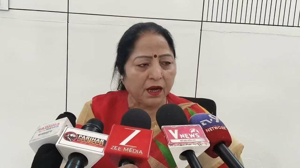 छतरपुर शहर की सड़कें खराब होने के मामले में बोली बीजेपी विधायक ललिता यादव ,बारिश ज्यादा होने के वजह से हुई सड़के खराब,कांग्रेस की सवा साल की सरकार में कोई काम नही हुआ रिंग रोड के मामले में भी दिया बयान,कांग्रेस पार्टी तमाशा करती है