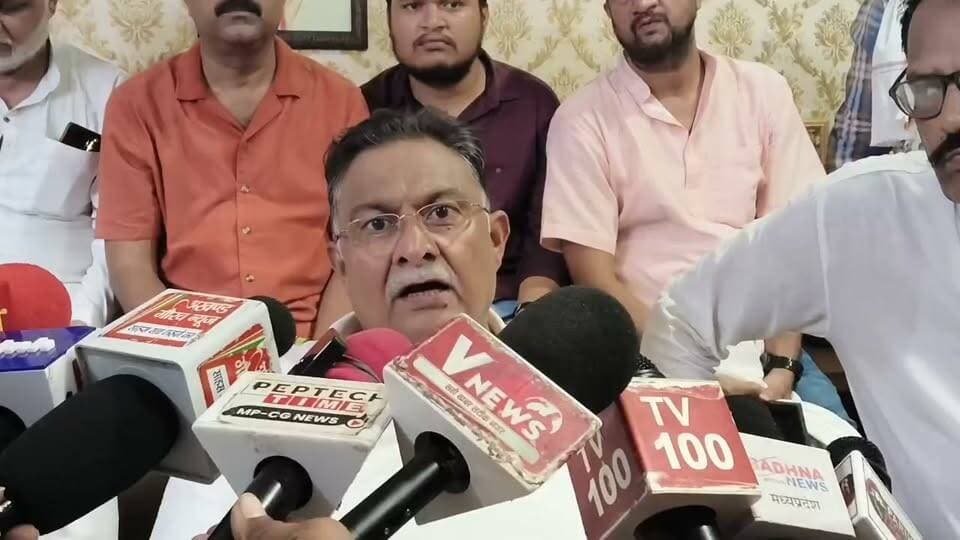 छतरपुर शहर की सड़कें खराब होने पर सड़क पर उतरी कांग्रेस पार्टी पूर्व विधायक आलोक चतुर्वेदी बोले डिवाइडर होने से सड़कों पर भर रहा पानी, सड़के हो रही खराब,नगरपालिका क्षेत्रीय विधायक के रखी गिरवी, नगर पालिका में भ्रष्टाचारी,कमीशन खोरी, हिस्सेदारी से हो रहा काम,
