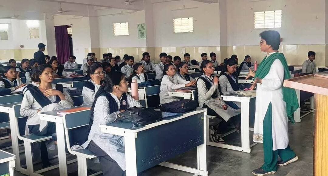 *विश्व आत्महत्या रोकथाम दिवस पर विद्यार्थियों को तनाव से निपटने और संवाद के लिए किया प्रेरित*
विश्व आत्महत्या रोकथाम दिवस के अवसर पर 10 सितंबर को आनंद विभाग द्वारा चंद्र विजय महाविद्यालय, डिण्डौरी में जागरूकता कार्यशाला आयोजित की गई। कार्यशाला में विद्यार्थियों को मानसिक तनाव, अवसाद एवं जीवन की विभिन्न चुनौतियों का सकारात्मक दृष्टिकोण के साथ सामना करने के लिए प्रेरित किया गया। विद्यार्थियों को कठिन परिस्थितियों में संवाद बनाए रखने तथा आवश्यकता पड़ने पर परिवार, मित्रों एवं अन्य विश्वसनीय व्यक्तियों से सहायता लेने के महत्व की जानकारी दी गई।
कार्यशाला में जिला सांख्यिकी अधिकारी श्री चैन सिंह कुंजाम, आनंद विभाग की मास्टर ट्रेनर श्रीमती मंजुषा शर्मा, श्री अभिषेक बंसल, अन्वेषक सहित महाविद्यालय के प्रोफेसर एवं अन्य स्टाफ उपस्थित रहे। इस दौरान विद्यार्थियों को मानसिक स्वास्थ्य के प्रति जागरूक रहते हुए सकारात्मक जीवन दृष्टिकोण अपनाने और जरूरतमंद व्यक्ति को समय पर सहयोग एवं भावनात्मक समर्थन प्रदान करने के लिए भी प्रेरित किया गया।