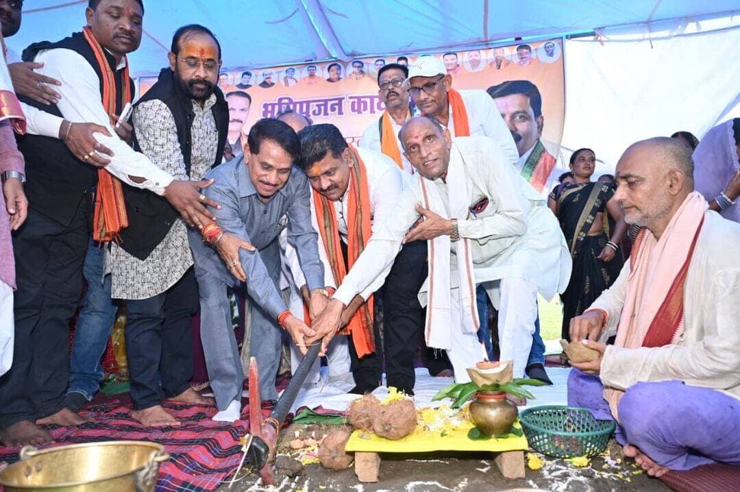 उप मुख्यमंत्री एवं कवर्धा विधायक श्री विजय शर्मा ने पिपरिया में ₹2.50 करोड़ की लागत से बनने वाले सामुदायिक स्वास्थ्य केंद्र भवन का भूमिपूजन किया।
नगर क्षेत्र में करीब ₹3 करोड़ के विभिन्न विकास कार्यों का भी भूमिपूजन एवं लोकार्पण किया गया।