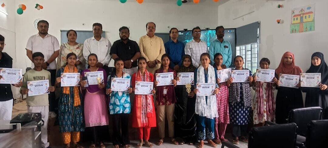 पोस्टर प्रतियोगिता में विद्यार्थियों ने दिखाई रचनात्मक प्रतिभा, विजेता हुए सम्मानित
नौहट्टा डिग्री कॉलेज में शिक्षक दिवस के अवसर पर 5 सितंबर को आयोजित पोस्टर प्रतियोगिता के विजेताओं को गुरुवार को पुरस्कार देकर सम्मानित किया गया। प्रतियोगिता में विद्यार्थियों ने अपनी कला, रचनात्मक सोच और विचारों को पोस्टर के माध्यम से प्रस्तुत किया।
प्रतियोगिता में साबरा खातून ने प्रथम, सूरज कुमार ने द्वितीय और रुकसार खातून ने तृतीय स्थान प्राप्त किया। कॉलेज के प्राचार्य डॉ. संजय कुमार त्रिपाठी एवं आयोजन समिति के समन्वयक डॉ. अरविन्द कुमार ने विजेता विद्यार्थियों को पुरस्कार प्रदान कर उनका उत्साह बढ़ाया।
इस अवसर पर वक्ताओं ने कहा कि इस तरह की प्रतियोगिताएं विद्यार्थियों की रचनात्मक प्रतिभा को निखारने के साथ-साथ उन्हें अपनी सोच और विचारों को बेहतर तरीके से अभिव्यक्त करने का अवसर देती हैं।
कार्यक्रम में कॉलेज के शिक्षक, छात्र-छात्राएं एवं अन्य कर्मी मौजूद रहे।
<nis:link nis:type=tag nis:id=नौहट्टा_डिग्री_कॉलेज nis:value=नौहट्टा_डिग्री_कॉलेज nis:enabled=true nis:link/> <nis:link nis:type=tag nis:id=पोस्टर_प्रतियोगिता nis:value=पोस्टर_प्रतियोगिता nis:enabled=true nis:link/> <nis:link nis:type=tag nis:id=शिक्षक_दिवस nis:value=शिक्षक_दिवस nis:enabled=true nis:link/> <nis:link nis:type=tag nis:id=पुरस्कार_वितरण nis:value=पुरस्कार_वितरण nis:enabled=true nis:link/> <nis:link nis:type=tag nis:id=साबरा_खातून nis:value=साबरा_खातून nis:enabled=true nis:link/> <nis:link nis:type=tag nis:id=सूरज_कुमार nis:value=सूरज_कुमार nis:enabled=true nis:link/> <nis:link nis:type=tag nis:id=रुकसार_खातून nis:value=रुकसार_खातून nis:enabled=true nis:link/> <nis:link nis:type=tag nis:id=विद्यार्थी_प्रतिभा nis:value=विद्यार्थी_प्रतिभा nis:enabled=true nis:link/> <nis:link nis:type=tag nis:id=रचनात्मकता nis:value=रचनात्मकता nis:enabled=true nis:link/> <nis:link nis:type=tag nis:id=नौहट्टा nis:value=नौहट्टा nis:enabled=true nis:link/> <nis:link nis:type=tag nis:id=रोहतास nis:value=रोहतास nis:enabled=true nis:link/> <nis:link nis:type=tag nis:id=अपना_रोहतास nis:value=अपना_रोहतास nis:enabled=true nis:link/>