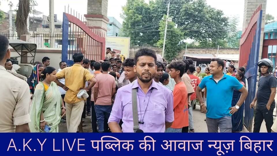 अरवल में बड़ा बवाल: पुलिस पिटाई से युवक की हालत नाजुक, PMCH रेफर; लाठी-डंडा लेकर आक्रोशित ग्रामीणों ने थाना घेरा!अरवल नगर क्षेत्र के वार्ड नंबर 21 (मलही पट्टी गांव) से एक बेहद चौंकाने वाली और आक्रोशित करने वाली खबर सामने आ रही है। 9 सितंबर 2026 की रात करीब 12 बजे, रामजी चौधरी के पुत्र सुनील कुमार के दोस्त गुड्डू कुमार अपने यहां चल रही एक बर्थडे पार्टी में डीजे पर नाच-गान कर रहे थे। इसी दौरान अरवल टाउन थाना की गश्ती गाड़ी वहां पहुंची। आरोप है कि पुलिस प्रशासन ने गुड्डू कुमार को बेवजह पकड़ लिया और उसकी बेरहमी से पिटाई कर दी।सदर अस्पताल से PMCH पटना रेफर:पुलिस की पिटाई से गुड्डू कुमार की हालत इतनी नाजुक हो गई कि प्रशासन को उन्हें तुरंत सदर अस्पताल अरवल में भर्ती कराना पड़ा। वहां डॉक्टरों ने उनकी गंभीर स्थिति को देखते हुए प्राथमिक उपचार के बाद बेहतर इलाज के लिए पीएमसीएच (PMCH) पटना रेफर कर दिया है।थाने पर उमड़ा जनसैलाब, महिलाओं ने संभाली कमान:जैसे ही इस घटना की खबर परिजनों और मलही पट्टी के ग्रामीणों को मिली, उनका गुस्सा फूट पड़ा। बड़ी संख्या में महिलाएं और ग्रामीण हाथों में लाठी-डंडा लेकर अरवल टाउन थाना पहुंच गए और थाने का घेराव कर दिया। घंटों तक थाने परिसर में जोरदार हंगामा और पुलिस प्रशासन के खिलाफ नारेबाजी चलती रही। माहौल बेहद तनावपूर्ण हो गया था।नेताओं के हस्तक्षेप के बाद शांत हुआ मामला:हंगामे की सूचना मिलते ही पूर्व नगर परिषद अध्यक्ष टूना शर्मा उर्फ रमाकांत और पूर्व विधायक महानंद सिंह मौके पर पहुंचे। उन्होंने आक्रोशित परिजनों और ग्रामीणों को निष्पक्ष कार्रवाई का भरोसा दिलाकर समझा-बुझाकर घर वापस भेजा।दोषी पुलिसकर्मियों पर कार्रवाई की मांग:परिजनों ने गश्ती दल में शामिल दोषी पुलिस पदाधिकारियों और सिपाहियों के खिलाफ लिखित आवेदन देकर सनहा दर्ज कराया है और तत्काल सख्त कानूनी कार्रवाई की मांग की है।👇 अपनी राय कमेंट में जरूर दें- क्या बर्थडे पार्टी में डीजे बजाने पर इस तरह की बेरम पिटाई जायज है?#ArwalNews #BiharPolice #ArwalPolice #BreakingNews #BiharNews #JusticeForGuddu #SocialMediaNews Public ki Awaz Public Ki Awaz - News