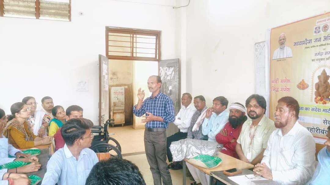 🔳शासकीय महाविद्यालय बहोरीबंद में माटी गणेश–सिद्ध गणेश प्रशिक्षण कार्यशाला आयोजित
🔳कटनी- मध्यप्रदेश जन अभियान परिषद एवं नर्मदा समग्र के संयुक्त तत्वावधान में ‘माटी गणेश–सिद्ध गणेश’ अभियान के अंतर्गत विकासखंड स्तरीय प्रशिक्षण कार्यशाला का आयोजन शासकीय महाविद्यालय बहोरीबंद में किया गया। कार्यशाला में धार्मिक आस्था को पर्यावरण एवं जल संरक्षण से जोड़ते हुए माटी की गणेश प्रतिमा स्थापित करने और प्राकृतिक तरीके से विसर्जन करने का संदेश दिया गया।
कार्यक्रम का शुभारंभ मां सरस्वती के समक्ष दीप प्रज्वलन एवं माल्यार्पण से हुआ। अतिथियों का तिलक एवं माल्यार्पण कर स्वागत किया गया। मुख्य अतिथि जेपीजी स्कूल संचालक एवं समाजसेवी राकेश गर्ग, मंडल अध्यक्ष लौकेश व्यवहार, महेंद्र कुमार दुबे, अशोक दुबे सहित अन्य समाजसेवी उपस्थित रहे। रामेश्वर पटेल एवं नरेश दाहयत ने ‘माटी गणेश–सिद्ध गणेश’ गीत की प्रस्तुति देकर पर्यावरण संरक्षण का संदेश दिया।
विकासखंड समन्वयक अरविंद शाह ने अभियान के उद्देश्य की जानकारी देते हुए कहा कि सभी लोग अपने घरों में माटी से बनी गणेश प्रतिमा स्थापित कर पूजा-अर्चना करें और उसका विसर्जन भी घर पर ही करें। विसर्जन के बाद प्राप्त मिट्टी का उपयोग पौधरोपण एवं जल संरक्षण जैसे पर्यावरण हितैषी कार्यों में किया जा सकता है। उन्होंने कहा कि प्राकृतिक मिट्टी की प्रतिमाओं का उपयोग जल स्रोतों को प्रदूषण से बचाने की दिशा में महत्वपूर्ण पहल है।
कार्यशाला में मूर्तिकार सुरेंद्र चक्रवर्ती ने प्रतिभागियों को माटी से गणेश प्रतिमा बनाने का व्यावहारिक प्रशिक्षण दिया। वहीं शासकीय महाविद्यालय के प्राचार्य प्रो. एम.यू. सिद्दीकी ने ‘माटी गणेश–सिद्ध गणेश’ अभियान के संबंध में मुख्यमंत्री के संदेश का वाचन किया। अतिथियों ने कहा कि धार्मिक परंपराओं और आस्था को पर्यावरण एवं जल संरक्षण से जोड़ना वर्तमान समय की आवश्यकता है।
कार्यक्रम में परामर्शदाता अवधेश बैरागी, रामसिंह पटेल, विनोद सिंह, उमा अवस्थी, धनीराम पटेल, सुरेंद्र चक्रवर्ती, भूपेंद्र दाहिया, महाविद्यालय के प्रोफेसर विनय कुमार जैन, आकाश यादव, डॉ. प्रीति तिवारी, डॉ. ज्योति ताम्रकार, दिव्या तिवारी, रविशंकर मरावी सहित नवांकुर सखी, प्रस्फुटन समिति के सदस्य, छात्र-छात्राएं एवं अन्य गणमान्य नागरिक उपस्थित रहे।
कार्यक्रम के अंत में उपस्थितजनों ने माटी गणेश की स्थापना, प्राकृतिक विसर्जन, जल संरक्षण एवं पर्यावरण संरक्षण के लिए सामूहिक रूप से संकल्प लिया।
#JansamparkMP
#CMMadhyaPradesh
#DrMohanYadav51
#udaypratapmp
#jbpcommissioner
#katni
#कटनी