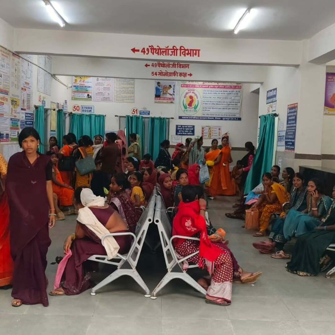 🤰 सुरक्षित मातृत्व, स्वस्थ भविष्य
प्रधानमंत्री सुरक्षित मातृत्व अभियान के तहत भैयाथान में 316 गर्भवती माताओं की स्वास्थ्य जांच की गई।
🔹 38 महिलाओं की सोनोग्राफी
🔹 26 गर्भवती महिलाएं हाई रिस्क प्रेगनेंसी के रूप में चिन्हांकित
समय पर जांच, जोखिम की पहचान और आवश्यक उपचार-परामर्श के माध्यम से मातृ एवं शिशु स्वास्थ्य को बेहतर बनाने की दिशा में निरंतर प्रयास।
#सुरक्षितमातृत्व #PMSSY #Surajpur #HealthForAll
@chhattisgarhcmo @healthcggov @dpr.chhattisgarh @rena_jamil_ias