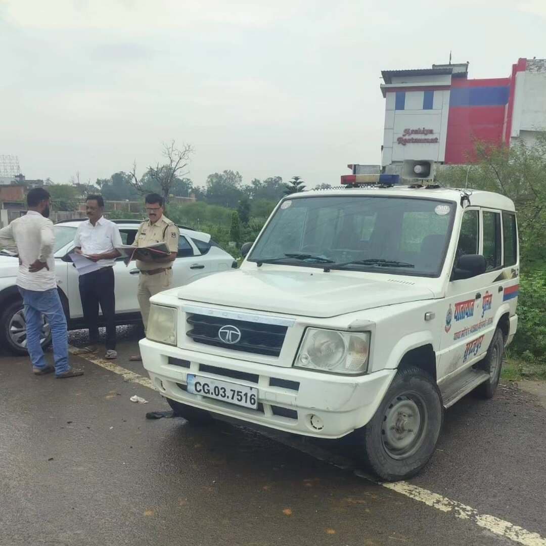 🚨 सड़क सुरक्षा को लेकर सख्ती
सूरजपुर कलेक्टर श्रीमती रेना जमील के निर्देशानुसार पुलिस और परिवहन विभाग की संयुक्त टीम ने मानपुर चौक एवं छत्तीसगढ़ ढाबा क्षेत्र में ओवरलोड व एक्सल उठाकर चलने वाले वाहनों की जांच की गई। नियम उल्लंघन पर ई-चालान कर ₹45 हजार का शमन शुल्क वसूल किया गया।
सुरक्षित सफर के लिए यातायात नियमों का पालन करें।
#सड़कसुरक्षा #Surajpur #TrafficSafety
@chhattisgarhcmo
@dpr.chhattisgarh
@surajpurpolice @rena_jamil_ias