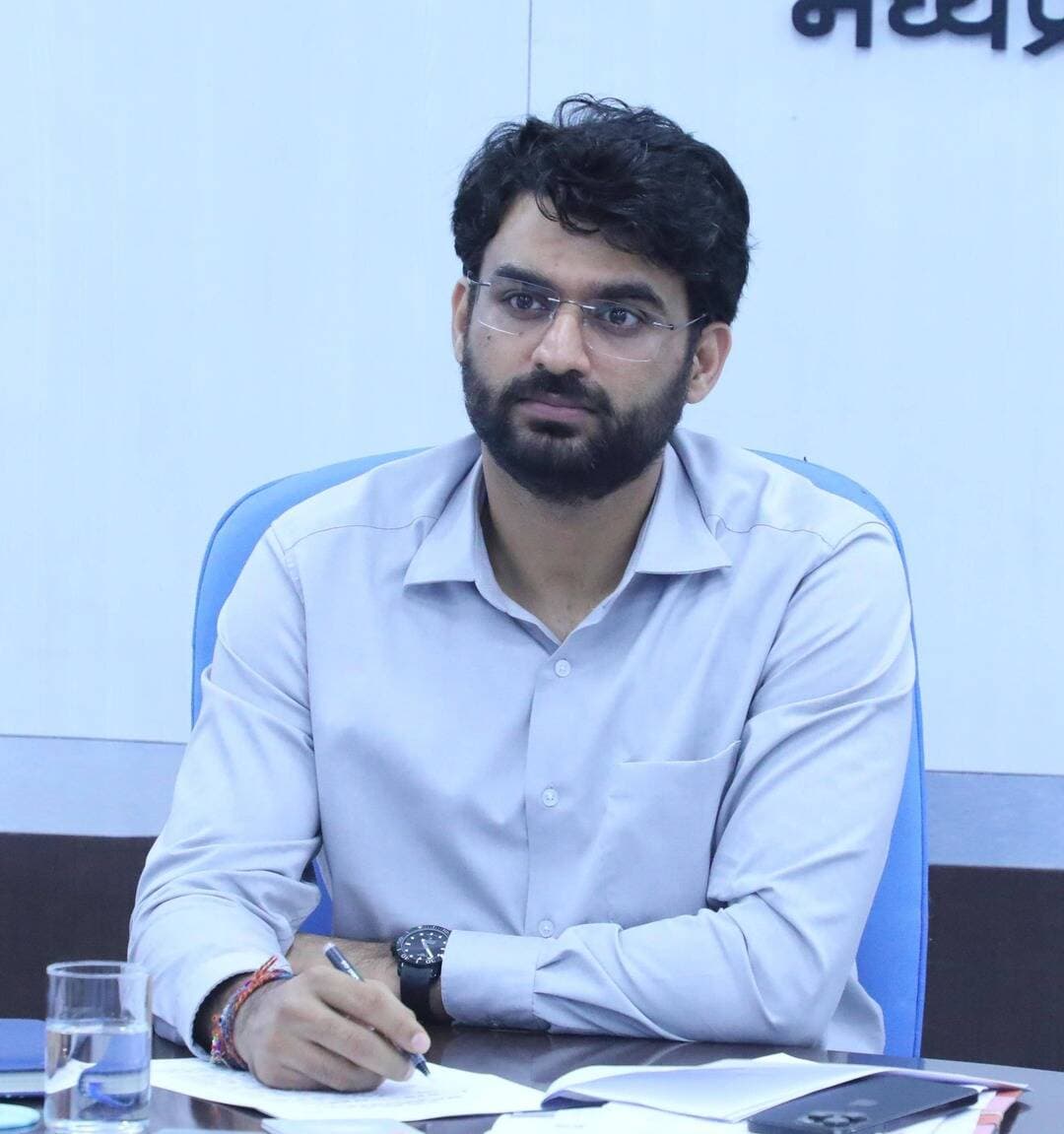 स्वामित्व अधिकार अभिलेख निष्पादन एवं पंजीयन कार्यक्रम अति महत्वपूर्ण, कलेक्टर्स सतत मॉनिटरिंग करें — मुख्यमंत्री डॉ. मोहन यादव
17 सितम्बर से शुरू होगा अभियान, व्यापक प्रचार-प्रसार के दिए निर्देश
सेवा संकल्प अभियान की तैयारियों की भी माननीय मुख्यमंत्री ने की समीक्षा
नीमच, 10 सितम्बर 2026। मुख्यमंत्री डॉ.मोहन यादव ने कहा है कि प्रदेश में 17 सितम्बर से प्रारंभ हो रहा स्वामित्व अधिकार, अभिलेख निष्पादन एवं पंजीयन कार्यक्रम-2026 मध्यप्रदेश शासन का अत्यंत महत्वपूर्ण अभियान है। कलेक्टर इस कार्यक्रम की सतत मॉनिटरिंग करें तथा यह सुनिश्चित करें कि कार्य में किसी भी प्रकार की त्रुटि न हो। उन्होंने कार्यक्रम में पूर्ण पारदर्शिता एवं शुचिता बनाए रखने के निर्देश दिए।
मुख्यमंत्री डॉ. मोहन यादव ने गुरुवार को स्वामित्व अधिकार, अभिलेख निष्पादन एवं पंजीयन कार्यक्रम-2026 की तैयारियों के संबंध में आयोजित वीडियो कॉन्फ्रेंसिंग के माध्यम से प्रदेश के कमिश्नर्स एवं कलेक्टर्स को आवश्यक दिशा-निर्देश दिए। उन्होंने कहा कि कार्यक्रम की सभी तैयारियां 17 सितम्बर से पूर्व पूर्ण कर ली जाएं तथा आमजन को अभियान की जानकारी देने के लिए इसका व्यापक प्रचार-प्रसार किया जाए।
माननीय मुख्यमंत्री ने बताया कि अभियान का प्रथम चरण 17, 18 एवं 19 सितम्बर, द्वितीय चरण 24, 25 एवं 26 सितम्बर को आयोजित किया जाएगा। आवश्यकता होने पर 1, 2 एवं 3 अक्टूबर 2026 को भी अभियान संचालित किया जाएगा। उन्होंने कहा कि यह व्यापक जनहित का अभियान है, इसलिए संबंधित अधिकारियों द्वारा इसकी प्रभावी मॉनिटरिंग के साथ आमजन तक इसकी जानकारी पहुंचाना भी सुनिश्चित किया जाए।
सेवा संकल्प अभियान की तैयारियों की समीक्षा- वीडियो कॉन्फ्रेंसिंग में मुख्यमंत्री डॉ. मोहन यादव ने 17 सितम्बर से 17 अक्टूबर 2026 तक संचालित होने वाले सेवा संकल्प अभियान की तैयारियों की भी समीक्षा की। उन्होंने कलेक्टर्स को निर्देश दिए कि अभियान से संबंधित सभी तैयारियां निर्धारित समय-सीमा में पूर्ण कर ली जाएं और अभियान का प्रभावी क्रियान्वयन सुनिश्चित किया जाए।
माननीय मुख्यमंत्री जी ने जन विश्वास अभियान के अंतर्गत जिले एवं प्रदेश में किए जा रहे सकारात्मक कार्यों की भी समीक्षा की तथा आवश्यक दिशा-निर्देश दिए।
वीडियो कॉन्फ्रेंसिंग में कलेक्टर श्री हिमांशु चंद्रा, सीईओ जिला पंचायत श्री अमन वैष्णव, अपर कलेक्टर श्री बी.एस. कलेश, एसडीएम नीमच श्री पराग जैन, एसडीएम जावद श्री संजीव साहू, एसडीएम मनासा सुश्री किरण आंजना, डिप्टी कलेक्टर सुश्री श्रुति भयाड़िया सहित अन्य अधिकारी उपस्थित रहे।
CM Madhya Pradesh
Jansampark Madhya Pradesh
#MukhymantriJanVishwasAbhiyan
#Neemuch
#नीमच