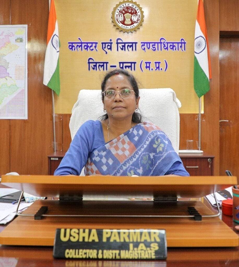 *कलेक्टर ने समय सीमा में आवेदनों का निराकरण नहीं करने पर 13 अधिकारियों पर लगाया अर्थदण्ड*
*आगामी वेतन से वसूली जाएगी 23 हजार 500 रूपए की शास्ति राशि*
-------------
कलेक्टर एवं द्वितीय अपीलीय अधिकारी लोक सेवा गारंटी ऊषा परमार द्वारा म.प्र. लोक सेवाओं के प्रदान की गारंटी अधिनियम 2010 अंतर्गत समय सीमा में नागरिक सेवाओं का लाभ प्रदान न करने एवं आवेदनों का समय सीमा पर निराकरण नहीं करने पर 13 अधिकारियों के विरूद्ध कुल 23 हजार 500 रूपए की शास्ति अधिरोपित करने की कार्रवाई की है। पूर्व में सभी संबंधित पदाभिहित अधिकारियों को समय सीमा बाह्य लंबित आवेदनों के निराकरण के लिए जिला स्तरीय समीक्षा बैठकों और व्हाट्सएप ग्रुप के माध्यम से भी नियमित रूप से सूचित किया गया था। इसके बावजूद अधिनियम की धारा 5(2) के स्पष्ट उल्लंघन पर संबंधित अधिकारियों के विरूद्ध अर्थदण्ड अधिरोपित कर भविष्य में लापरवाही की स्थिति में अनुशासनात्मक कार्यवाही की चेतावनी दी गई है। संबंधित अधिकारियों के आगामी वेतन से शास्ति की राशि वसूल की जाएगी।
तहसीलदार अजयगढ़ सुरेन्द्र कुमार अहिरवार सहित तहसीलदार शाहनगर कोमल सिंह, नायब तहसीलदार हरदुआ पटेल तहसील रैपुरा रामनरेश सोनी, नायब तहसीलदार सुनवानीकलां आशीष कुमार रूसिया, सचिव ग्राम पंचायत मगरपुरा पवई रामकृपाल सिंह राठौर, सचिव ग्राम पंचायत गौरा पन्ना अमीन खान, सचिव ग्राम पंचायत हिनौती गुनौर शैलेश कुमार रावत, सचिव ग्राम पंचायत लक्ष्मीपुर पन्ना नवीन कुमार जैन पर एक-एक प्रकरण में 500-500 रूपए का अर्थदण्ड अधिरोपित किया गया है। इसी तरह तहसीलदार पवई रत्नराशि पाण्डेय, सचिव ग्राम पंचायत डडवरिया पन्ना पर दो-दो लंबित प्रकरणों में एक-एक हजार रूपए, तहसीलदार गुनौर संतोष कुमार अरिहा पर आठ प्रकरण में चार हजार रूपए, बाल विकास परियोजना अधिकारी पवई श्रृद्धा श्रीवास्तव पर 10 प्रकरणों में पांच हजार रूपए तथा विकासखंड शिक्षा अधिकारी शाहनगर रागिनी तिवारी द्वारा 17 प्रकरणों का समय सीमा में निराकरण नहीं करने पर 8500 रूपए का अर्थदण्ड अधिरोपित किया गया है।