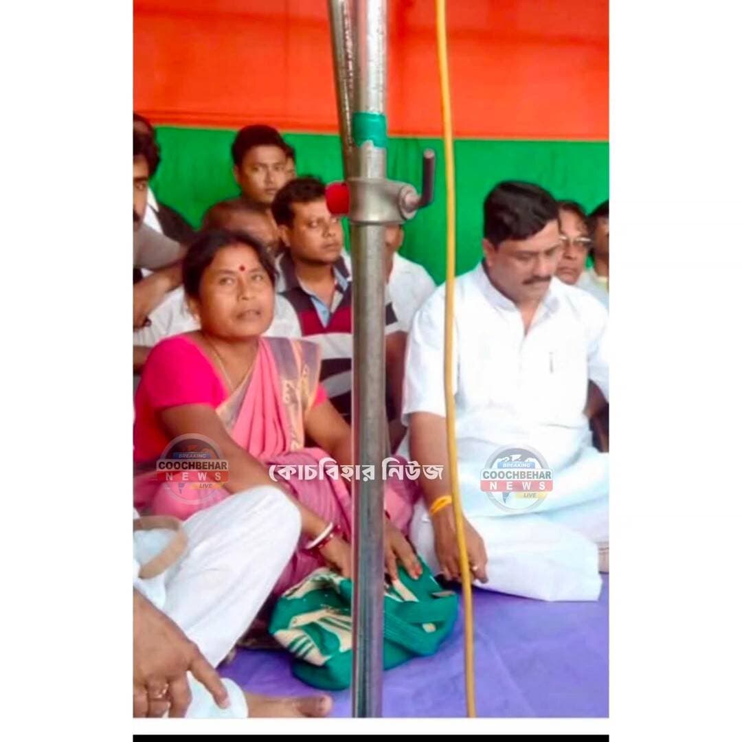 Boxirhat| বিজেপির রাজ্য কার্যনির্বাহী কমিটিতে মাধবী প্রধান।
নিউজ ডেস্ক - তুফানগঞ্জ-২ ব্লকের ভানুকুমারীর বিজেপি নেত্রী মাধবী প্রধানকে দলের রাজ্য কার্যনির্বাহী কমিটির সদস্য করা হয়েছে। বাম আমলে প্রতিকূল পরিস্থিতিতে বিজেপির টিকিটে জয়ী হয়ে পঞ্চায়েত সমিতির সভাপতি হয়েছিলেন তিনি। দীর্ঘদিন সংগঠনের পাশে থেকে কাজ করার স্বীকৃতি হিসেবেই এই দায়িত্ব বলে মনে করছে দলের একাংশ। নতুন দায়িত্বে সংগঠনকে আরও শক্তিশালী করাই লক্ষ্য বলে জানান মাধবী প্রধান।