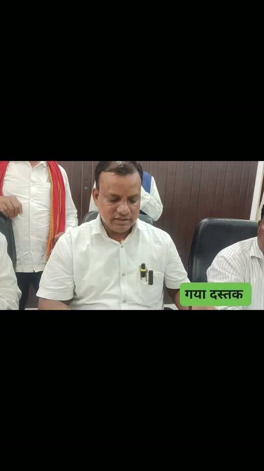 ‘हक मांगने पर इतनी बौखलाहट क्यों?’ मांझी के बचाव में उतरी हम पार्टी, अरुण भारती पर नंदलाल मांझी और टूटू खान का जोरदार पलटवार
गया। केंद्रीय मंत्री जीतन राम मांझी को लेकर जमुई सांसद अरुण भारती की ओर से की गई टिप्पणी के बाद बिहार की सियासत गरमा गई है। गुरुवार को हम पार्टी के सांसद प्रतिनिधि नंदलाल मांझी और जिला अध्यक्ष टूटू खान ने संयुक्त रूप से प्रेसवार्ता कर सांसद अरुण भारती के बयान पर जोरदार पलटवार किया।
सांसद प्रतिनिधि नंदलाल मांझी ने कहा कि जीतन राम मांझी के राजनीतिक और सामाजिक योगदान पर सवाल उठाने से पहले उनके कार्यकाल में किए गए कामों को देखना चाहिए। उन्होंने कहा कि मांझी ने हमेशा समाज के अंतिम पायदान पर खड़े लोगों की आवाज उठाई है और विशेष रूप से मांझी, मुसहर एवं भुईया समाज के उत्थान के लिए कई महत्वपूर्ण पहल की हैं।
नंदलाल मांझी ने कहा कि आज कुछ लोग दलित समाज के नाम पर राजनीति करते हैं और खुद को समाज का रहनुमा बताते हैं, लेकिन जब समाज के सबसे वंचित लोगों को आरक्षण में उचित हिस्सेदारी देने की बात आती है तो वही लोग विरोध में खड़े हो जाते हैं। उन्होंने कहा कि डॉ. संतोष कुमार सुमन ने आरक्षण में वर्गीकरण का मुद्दा उठाकर उन परिवारों की आवाज बुलंद की है, जो वर्षों से आरक्षण के बावजूद अपेक्षित लाभ से वंचित हैं।
उन्होंने कहा कि आरक्षण का उद्देश्य केवल कुछ लोगों तक लाभ पहुंचाना नहीं, बल्कि समाज के अंतिम व्यक्ति को भी शिक्षा, रोजगार और विकास की मुख्यधारा से जोड़ना है। यदि समाज के भीतर कुछ वर्ग लगातार पीछे रह गए हैं तो आरक्षण के लाभ का समान वितरण सुनिश्चित करने के लिए वर्गीकरण पर चर्चा होना जरूरी है।
सांसद प्रतिनिधि नंदलाल मांझी ने कहा कि हम पार्टी किसी का अधिकार छीनने की बात नहीं कर रही है। पार्टी सिर्फ यह चाहती है कि जो लोग आज भी सामाजिक और आर्थिक रूप से सबसे पीछे हैं, उन्हें भी आगे बढ़ने का अवसर मिले। उन्होंने कहा, “हम अपना हक मांग रहे हैं, आप इतना बौखला क्यों रहे हैं? हम कह रहे हैं कि हमें भी अवसर दीजिए, हमें भी आगे बढ़ने का मौका दीजिए। इसमें इतनी घबराहट क्यों है?” उन्होंने आरोप लगाया कि आरक्षण में हिस्सेदारी की मांग करने वाले वंचित समुदायों को डराने-धमकाने की भाषा लोकतांत्रिक व्यवस्था के लिए उचित नहीं है। उन्होंने कहा कि मांझी, मुसहर, भुईया और समाज के अन्य अत्यंत वंचित परिवार भी इसी देश के नागरिक हैं और उन्हें भी समान अवसर प्राप्त करने का पूरा अधिकार है।
प्रेस वार्ता में केंद्रीय मंत्री जीतन राम मांझी के कार्यों को गिनाते हुए कहा गया कि अपने कार्यकाल में उन्होंने मांझी, मुसहर और भुईया समाज के विद्यार्थियों के लिए छात्रावास उपलब्ध कराने की दिशा में महत्वपूर्ण काम किया। साथ ही मुसहर-भुईया समाज के लिए 40 प्रतिशत आरक्षण सुनिश्चित करने की पहल की गई। नेताओं ने कहा कि ऐसी योजनाओं और फैसलों का उद्देश्य समाज के उन लोगों को आगे लाना था, जिन्हें लंबे समय तक विकास की मुख्यधारा से बाहर रखा गया।
जिला अध्यक्ष टूटू खान ने कहा कि बिहार में महादलित समुदायों को मुख्यधारा से जोड़ने की दिशा में भी कई महत्वपूर्ण कदम उठाए गए। महादलित आयोग के गठन और विभिन्न सरकारी योजनाओं का लाभ सीधे वंचित परिवारों तक पहुंचाने की पहल को इसी सामाजिक न्याय की प्रक्रिया का हिस्सा बताया। उन्होंने कहा कि जीतन राम मांझी के योगदान को केवल राजनीतिक बयानबाजी के आधार पर खारिज नहीं किया जा सकता। उन्होंने कहा कि यदि किसी को उनके काम पर सवाल उठाना है तो तथ्यों के साथ जनता के बीच जाना चाहिए। जिला अध्यक्ष टूटू खान ने कहा कि यदि चार भाइयों के परिवार में एक भाई को भोजन नहीं मिल रहा हो, तो बड़े भाई का दायित्व है कि वह छोटे भाई की चिंता करे। उसी तरह समाज के भीतर जो वर्ग सबसे पीछे रह गया है, उसे आगे बढ़ाना पूरे समाज की जिम्मेदारी है।
हम पार्टी नेताओं ने सवाल उठाते हुए कहा कि जो लोग खुद को दलितों का रहनुमा बताते हैं, उन्हें यह भी बताना चाहिए कि पिछले वर्षों में मांझी, मुसहर और भुईया समाज के कितने लोगों को राजनीतिक प्रतिनिधित्व का अवसर मिला। कितने लोगों को टिकट दिया गया और कितने लोगों को संसद एवं विधानसभा तक पहुंचने का मौका मिला?
उन्होंने कहा कि “हमारा संघर्ष किसी व्यक्ति के खिलाफ नहीं, बल्कि उस व्यवस्था के खिलाफ है जिसमें समाज का अंतिम व्यक्ति पीछे छूट जाता है।”
प्रेस वार्ता के अंत में नेताओं ने स्पष्ट कहा कि हम पार्टी सामाजिक न्याय, समान अवसर और वंचित समाज की उचित हिस्सेदारी की लड़ाई से पीछे नहीं हटेगी। उन्होंने कहा कि हक मांगना अपराध नहीं है, हिस्सेदारी मांगना अपराध नहीं है और समान अवसर की मांग करना भी अपराध नहीं है। जो लोग वर्षों से पीछे हैं, उन्हें आगे लाना ही वास्तविक सामाजिक न्याय है।
#ChiragPaswan
#चिरागपासवान
#JitanRamManjhi
Chirag Paswan
Jitan Ram Manjhi
Samrat Choudhary