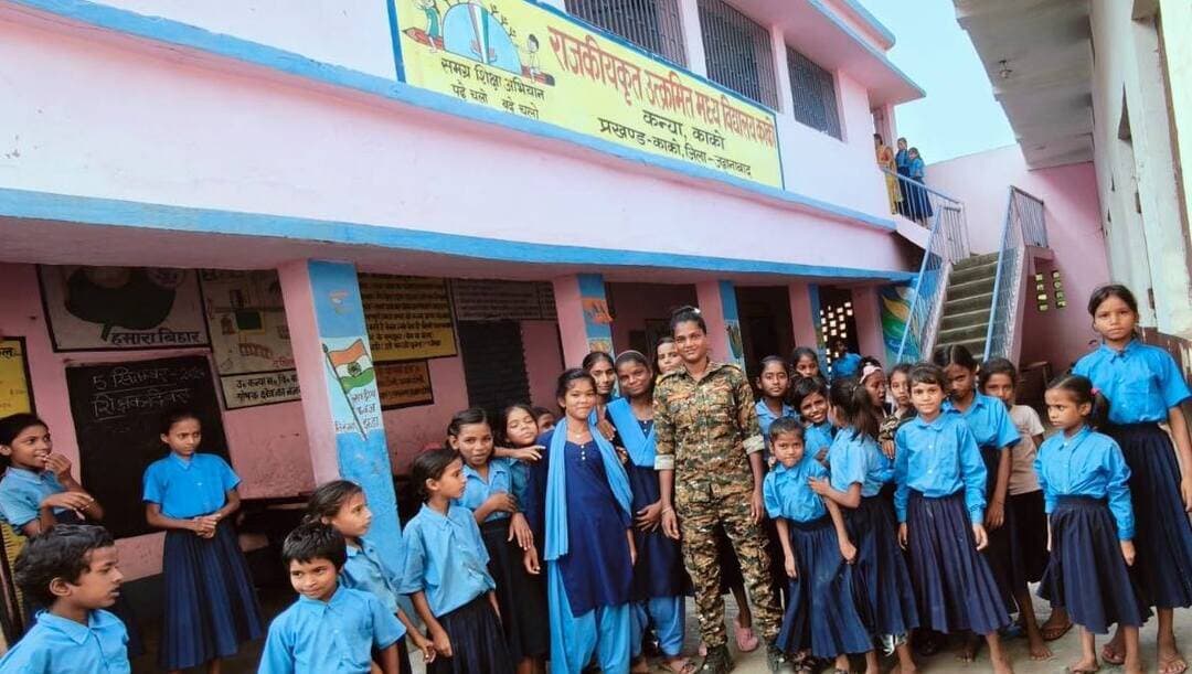 महिला व बच्चियों की सुरक्षा को लेकर ‘पुलिस दीदी’ टीम सक्रिय
महिलाओं और बच्चियों की सुरक्षा को लेकर पुलिस की ओर से लगातार निगरानी की जा रही है। पुलिस अधीक्षक कोटा किरण कुमार के निर्देश पर ‘पुलिस दीदी’ टीम बाइक व स्कूटी से जिले के विभिन्न क्षेत्रों में सघन गश्त कर रही है। टीम द्वारा स्कूलों, बाजारों और संवेदनशील स्थानों पर विशेष निगरानी रखी जा रही है। इस दौरान छात्राओं और बच्चों को सुरक्षा के प्रति जागरूक किया जा रहा है। पुलिस कर्मी उन्हें किसी भी तरह की परेशानी होने पर तत्काल पुलिस को सूचना देने के लिए प्रेरित कर रहे हैं। टीम की लगातार पेट्रोलिंग से महिलाओं और छात्राओं में सुरक्षा का भरोसा बढ़ाने का प्रयास किया जा रहा है।