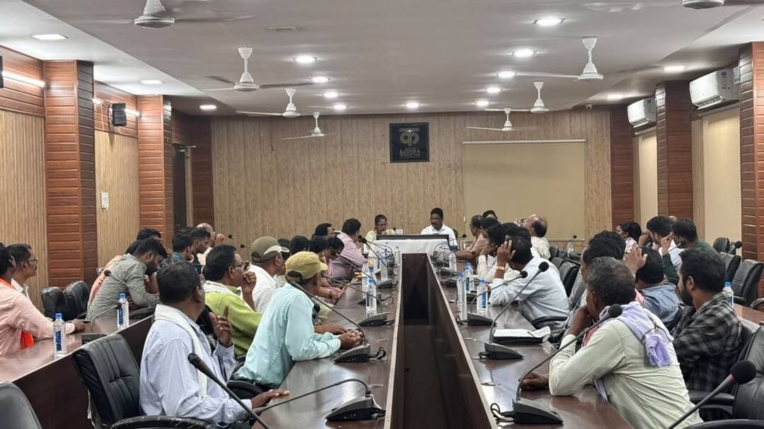 सेवा संकल्प अभियान को जन-जन तक पहुंचाने की तैयारी
17 सितम्बर से 17 अक्टूबर तक आयोजित होने वाले सेवा संकल्प अभियान के ग्राम पंचायत स्तर तक प्रभावी क्रियान्वयन एवं अधिक से अधिक जनभागीदारी सुनिश्चित करने के उद्देश्य से कलेक्टर श्रीमती नूपुर राशि पन्ना ने स्थानीय जनप्रतिनिधियों एवं विभिन्न समाजों के प्रमुखों के साथ बैठक की।
बैठक में अभियान के उद्देश्यों, ग्राम पंचायत स्तर पर आयोजित होने वाले कार्यक्रमों तथा समाज एवं समुदाय की सक्रिय भागीदारी को लेकर विस्तार से चर्चा की गई।
इस दौरान कोण्डागांव विधायक सुश्री लता उसेंडी एवं केशकाल विधायक श्री नीलकंठ टेकाम ऑनलाइन माध्यम से जुड़े। कोण्डागांव एवं केशकाल वनमंडल के डीएफओ ने भी ऑनलाइन माध्यम से बैठक में सहभागिता की।
कलेक्टर ने कहा कि सेवा संकल्प अभियान को जन-जन तक पहुंचाने और इसे सफल बनाने में समाज प्रमुखों एवं स्थानीय जनप्रतिनिधियों की महत्वपूर्ण भूमिका है। सभी के सहयोग और सहभागिता से अभियान को ग्राम पंचायत स्तर तक प्रभावी रूप से संचालित किया जाएगा।
बैठक में नगर पालिका अध्यक्ष श्री नरपति पटेल सहित अन्य जनप्रतिनिधिगण उपस्थित रहे।
#सेवा_संकल्प_अभियान #कोण्डागांव #जनभागीदारी #जनसेवा #सुशासन