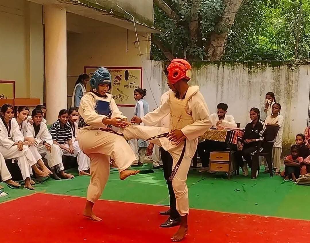 औरैया में जनपदीय ताइक्वांडो प्रतियोगिता संपन्न: राजकीय हाईस्कूल भटौली के रिंग में खिलाड़ियों ने दिखाया दमखम
बिधूना स्थित राजकीय हाईस्कूल भटौली में आयोजित माध्यमिक विद्यालयीय जनपदीय ताइक्वांडो प्रतियोगिता का भव्य समापन हुआ। जिले भर के विभिन्न विद्यालयों से आए बालक और बालिका खिलाड़ियों ने रिंग में उतरकर अपनी किक, पंच और शानदार रक्षात्मक कौशल का बेहतरीन प्रदर्शन किया।
प्रतियोगिता का आयोजन अंडर-14, अंडर-17 और अंडर-19 के तीन आयु वर्गों में हुआ। इस दौरान जिला क्रीड़ा सचिव होशियार सिंह तथा सह क्रीड़ा सचिव भूपदीप सिंह ने पहुंचकर खिलाड़ियों का उत्साहवर्धन किया। मैचों के सफल संचालन में पाठक जी, मोहित यादव और संदीप सिंह राठौर का सराहनीय योगदान रहा। समापन पर विद्यालय के प्रधानाचार्य हरिश्चंद्र एवं रज्जन प्रसाद ने अतिथियों का आभार जताया और विजेताओं को बधाई दी।
प्रतियोगिता के परिणाम इस प्रकार रहे:
बालिका वर्ग अंडर-14:
35 किग्रा: प्रथम - मनीषा
38 किग्रा: प्रथम - तनु, द्वितीय - रागिनी
46 किग्रा: प्रथम - प्रियांशी, द्वितीय - रिशा
56 किग्रा: प्रथम - शाइस्ता
68 किग्रा: प्रथम - सृष्टि
बालिका वर्ग अंडर-17:
35 किग्रा: प्रथम - प्रतिज्ञा
38 किग्रा: प्रथम - अंशिका, द्वितीय - स्वाति, तृतीय - शिवानी
42 किग्रा: प्रथम - सेजल, द्वितीय - वैष्णवी
44 किग्रा: प्रथम - कंचन
52 किग्रा: प्रथम - अवनी, द्वितीय - शबाना, तृतीय - दीप्ति
बालिका वर्ग अंडर-19:
44 किग्रा: प्रथम - कीर्ति, द्वितीय - अर्चना
बालक वर्ग अंडर-14:
35 किग्रा: प्रथम - तुषार
41 किग्रा: प्रथम - कौशल
44 किग्रा: प्रथम - ज्ञानेन्द्र
बालक वर्ग अंडर-17:
35 किग्रा: प्रथम - नितिन, द्वितीय - हर्ष
38 किग्रा: प्रथम - रजनेश
45 किग्रा: प्रथम - विवेक, द्वितीय - अंशुल
48 किग्रा: प्रथम - मोहित
51 किग्रा: प्रथम - आकाश, द्वितीय - प्रतीक
55 किग्रा: प्रथम - अनुज
समापन अवसर पर सभी अतिथियों और अधिकारियों ने विजेता खिलाड़ियों को आगामी राज्यस्तरीय प्रतियोगिताओं में बेहतरीन प्रदर्शन के लिए हार्दिक शुभकामनाएं दीं।