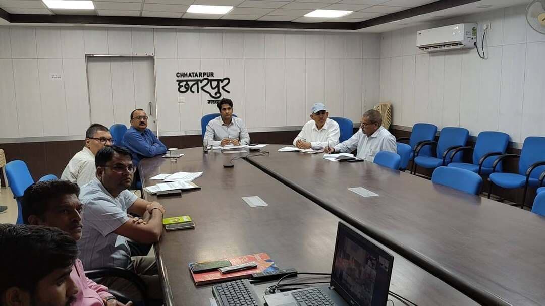 उत्सव के रूप में मनाया जाये स्वामित्व अधिकार अभिलेख निष्पादन अभियान और सेवा से संकल्प अभियान : मुख्यमंत्री डॉ. यादव
17 सितम्बर से 17 अक्टूबर तक प्रदेश में चलाए जाएंगे दो अभियान
स्वामित्व अधिकार अभिलेख निष्पादन अभियान से प्रदेश के 50 लाख लोगों को मिलेगा लाभ
सेवा से संकल्प अभियान के तहत 17 सितम्बर को शाम 7 बजे से पूरे प्रदेश में जलाये जायेंगे 58 लाख दीपक
मुख्यमंत्री डॉ. यादव ने मंत्रालय में बैठक कर दोनों अभियान के सुचारू संचालन के दिये निर्देश
-----
मुख्यमंत्री Dr Mohan Yadav ने कहा है कि प्रधानमंत्री श्री नरेन्द्र मोदी के जन्मदिन के अवसर पर प्रदेश में दो महत्वपूर्ण अभियानों का शुभारंभ किया जायेगा। प्रदेश में स्वामित्व अधिकार अभिलेख निष्पादन एवं पंजीयन योजना को जन-जन तक पहुंचाने और सेवा से संकल्प अभियान के रूप में जनसेवा को नये संकल्प के साथ पूरा करने के लिए यह अभियान संचालित किए जायेंगे। मुख्यमंत्री डॉ. यादव ने कहा कि स्वामित्व अधिकार अभिलेख निष्पादन अभियान से प्रदेश के 50 लाख से अधिक ग्रामीण आबादी को उनकी सम्पत्ति की नि:शुल्क रजिस्ट्री कर राजस्व विभाग के माध्यम से दस्तावेज उपलब्ध कराये जायेंगे। वहीं, सेवा से संकल्प अभियान के तहत पहले दिन 17 सितम्बर को शाम 7 बजे पूरे प्रदेश में एक साथ 58 लाख आशीर्वाद के दीपक जलाएं जायेंगे।
मुख्यमंत्री डॉ. यादव ने कहा कि अभियान की सफलता के लिए जनप्रतिनिधिगण, समाज और आमजन को इनसे जोड़ा जाए।अधिकाधिक युवाओं को अभियान से जोड़ने का प्रयास करें। मुख्यमंत्री डॉ यादव गुरुवार को मंत्रालय से वीडियो कॉन्फ्रेंसिंग के जरिए प्रदेश के सभी कमिश्नर्स और कलेक्टर्स को संबोधित कर रहे थे। मुख्यमंत्री डॉ. यादव ने कलेक्टर्स से कहा कि वे इन दोनों अभियान के लिए अगले दो दिन में माइक्रो प्लानिंग पूर्ण कर लें। जिले में स्वामित्व अभियान का नेतृत्व कलेक्टर स्वयं करें। जिला स्तर पर नोडल अधिकारी, जोनल अधिकारी और सेक्टर अधिकारी भी नियुक्त किए जाएं। बैठक में प्रदेश के सभी कमिश्नर्स एवं कलेक्टर्स ने वीसी के जरिए सहभागिता की। जिसमें छतरपुर जिले से कलेक्टर मृणाल मीना, जिला पंचायत सीईओ नमः शिवाय अरजरिया, एडीएम विनय द्विवेदी सहित अन्य अधिकारी जुड़े रहे।
मुख्यमंत्री डॉ. यादव ने बताया कि स्वामित्व अधिकार निष्पादन अभिलेख, पंजीयन अभियान के अंतर्गत प्रदेश स्तर पर लक्षित भूमि स्वामियों के अधिकार अभिलेखों का राज्य सरकार नि:शुल्क पंजीयन (रजिस्ट्री) कराने के अभियान का शुभारंभ करने जा रही है। इस अभियान में प्रदेश भर के 41 हजार 568 गांवों के 68 लाख 47 हजार प्लॉट का सर्वे किया जा चुका है और 50 लाख से अधिक हितग्राहियों के नाम पर नि:शुल्क रजिस्ट्री कराई जाएगी। रजिस्ट्री के लिए पंचायत उपकर, अतिरिक्त स्टाम्प ड्यूटी छूट का प्रावधान किया गया है।
*हितग्राहियों को निष्पक्षता और परदर्शिता के साथ दिलाएं लाभ*
यह अभियान तीन चरणों में 17 सितम्बर से प्रारंभ होकर 3 अक्टूबर तक संचालित किया जाएगा। इसके लिए सभी संबंधित अधिकारियों का प्रशिक्षण तेजी से पूरा किया जा रहा है। मुख्यमंत्री डॉ. यादव ने कहा कि स्वामित्व योजना का लाभ हितग्राहियों को पूरी निष्पक्षता और पारदर्शिता के साथ समय-सीमा में सुनिश्चित किया जाए।
*प्रत्येक निष्पादन अधिकारी को प्रतिदिन 40 रजिस्ट्री करने का लक्ष्य*
मुख्य सचिव अशोक बर्णवाल ने कहा कि राजस्व विभाग के अधिकारी ग्राम पंचायत स्तर पर सरपंच, सचिव, पटवारी और रोजगार सहायक मिलकर प्रत्येक गुरूवार, शुक्रवार और शनिवार को नि:शुल्क रजिस्ट्री के लिए शिविर लगाएं और प्रतिदिन कम से कम 30 से 40 रजिस्ट्री स्वामित्व योजना के अंतर्गत निष्पादित करने का लक्ष्य रखें। उन्होंने सभी जिलों में निर्देश दिए किए वे स्वामित्व अभिलेख अभियान की बेहतर प्लानिंग और शैड्यूलिंग कर प्रति दिन प्रगति रिपोर्ट तैयार कर सबमिट करें। मुख्य सचिव श्री बर्णवाल ने कहा कि किसी प्रकार की समस्या आने पर मुख्यमंत्री सहायता हेल्प लॉइन पर सम्पर्क करें। बैठक में राजस्व विभाग के अधिकारियों ने बताया कि स्वामित्व योजना के क्रियान्वयन में पंचायत स्तर पर पटवारी निष्पादन अधिकारी होंगे और पंजीयन अधिकारी के रूप में तहसीलदार, नायब तहसीलदार, राजस्व निरीक्षक एवं अन्य को जिम्मेदारी सौंपी गई है।
*सेवा संकल्प अभियान- भोपाल में होगा राज्य स्तरीय कार्यक्रम*
प्रधानमंत्री श्री मोदी के जन्म दिवस पर एक माह तक चलने वाले सेवा संकल्प अभियान का शुभारंभ 17 सितम्बर को राजधानी भोपाल में आयोजित राज्य स्तरीय कार्यक्रम के साथ होगा। इस कार्यक्रम में सभी जिलों के कलेक्टर और हितग्राही वीडियो कांफ्रेंसिंग के माध्यम से जुड़ेंगे। सेवा संकल्प अभियान के अंतर्गत मध्यप्रदेश सरकार ने विकसित भारत के निर्माण के लिए विकसित मध्यप्रदेश बनाने का संकल्प जन-जन तक पहुंचाने का लक्ष्य रखा है। एक माह तक प्रदेश भर में जन सेवा के विभिन्न प्रकल्प संचालित किए जाएंगे एवं जन सहभगिता से कल्याणकारी योजनाओं का लाभ अधिक से अधिक हितग्राहियों को सुनिश्चित किया जाएगा।
*17 सितम्बर की शाम प्रदेश भर में जलेंगे 58 लाख दीपक*
मुख्यमंत्री डॉ. यादव ने बताया कि अभियान के अंतर्गत कुल 13 गतिविधियां संचालित की जाएंगी। जनसंकल्प अभियान की शुरूआत 'आशीर्वाद का दीपक' कार्यक्रम के साथ होगी। इस दिन शाम 7 बजे एक साथ प्रदेश भर के लाभार्थी परिवारों और चयनित 10 से अधिक प्रसिद्ध ऐतिहासिक और पुरातत्विक महत्व के स्थानों पर 58 लाख से अधिक दीप प्रज्ज्वलित किए जाएंगे। जिला स्तर पर सभी विभागों के विभिन्न हितग्राही मूलक योजनाओं के लाभार्थियों को अभियान से जोड़ा जाएगा।
*संकल्प सेवा अभियान के प्रमुख बिन्दु*
'आर्शीवाद का दीपक' कार्यक्रम में दिनांक 17 सितम्बर को सांय 7 बजे एक साथ समस्त लाभार्थियों के घरों में दीपक जलाए जायेंगे।सेवा चित्र कार्यक्रम के अंतर्गत स्कूलों में विकसित भारत की संकल्पना पर चित्रकला एवं भाषण स्पर्धाएं स्थानीय स्तर, जिला स्तर एवं राज्य स्तर पर कराई जायेगी। 'सेवा स्मरण' कार्यक्रम में स्थानीय स्तर पर संगीतमय नाट्य प्रस्तुतियां आयोजित होंगी। 'आंगन का मिलन' कार्यक्रम में आंगनबाड़ियों में तीन दिन तक बच्चों को ज्ञानवर्धक और मनोरंजक कहानियां सुनाई जाएंगी। 'बदलाव की कहांनिया' कार्यक्रम में लाभार्थियों चयन कर उनकी सफलता की कहानियों को डिजिटाइज किया जाए एवं सोशल मीडिया के माध्यम से लोगों तक पहुंचाया जाए। 'सेवा ज्योति यात्रा' 7 अक्टूबर को सभी जिलों में निकाली जाएगी।
'जल, जन और सेवा संकल्प यात्रा'- बड़नगर से वाराणसी तक आयोजित होगी। जिसमें मध्यप्रदेश सहित 7 राज्य शामिल हैं। सेवा मेरा योगदान कार्यक्रम में नागरिकों को 25 प्रमुख गतिविधियों से जोड़ा जाएगा। सेवा सेतु अभियान- सरकार आपके द्वार शिविर आयोजित कर आमजन को योजनाओं का लाभ दिया जाएगा। 'सेवा के रंग' कार्यक्रम में प्रतिभाशाली युवाओं को जोड़कर प्रमुख स्थानों पर रंगोली अभियान आयोजित किया जाएगा। हैकाथान और इनोवेशन चैलेंज के जरिए विद्यार्थियों, युवाओं, स्टार्टअप और कॉर्पोरेट इनोवेटर को जोड़ा जाएगा।
CM Madhya Pradesh
Jansampark Madhya Pradesh
#chhatarpur