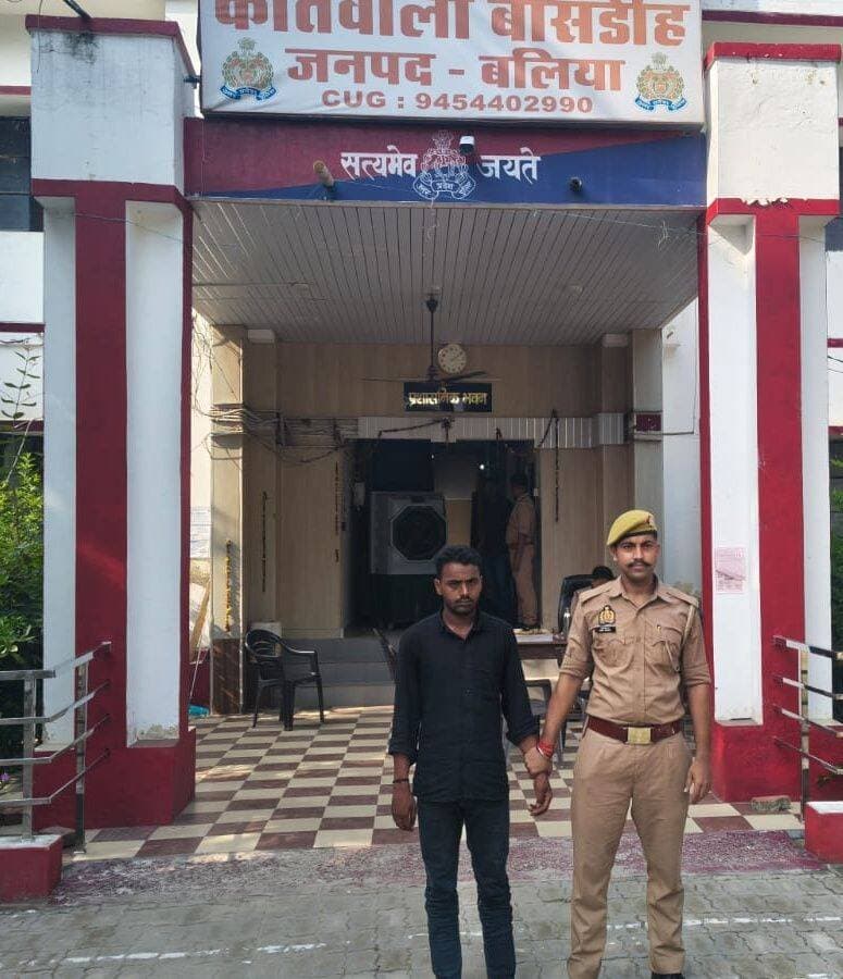 अपहरण मामले में आरोपी गिरफ्तार, नाबालिग पीड़िता सकुशल बरामद
बलिया। बांसडीह थाना पुलिस ने अपहरण के मामले में वांछित आरोपी को गिरफ्तार करते हुए नाबालिग पीड़िता को सकुशल बरामद कर लिया। पुलिस ने आरोपी को बलिया रेलवे स्टेशन से गिरफ्तार किया। मामले में पीड़िता के बयान के आधार पर दुष्कर्म एवं पाक्सो एक्ट की धाराएं बढ़ाई गई हैं।
पुलिस के अनुसार, गिरफ्तार आरोपी की पहचान कामरान अहमद (24) पुत्र अनवर अहमद, निवासी जमसर, पोस्ट लुचूई लाटघाट, थाना जीयनपुर, जनपद आजमगढ़ के रूप में हुई है।
थाना बांसडीह में दर्ज मु0अ0सं0 281/2026 में धारा 87, 137(2), 351(3) बीएनएस के तहत विवेचना चल रही थी। इसी दौरान मुखबिर की सूचना पर पुलिस टीम ने बलिया रेलवे स्टेशन से आरोपी को गिरफ्तार किया और पीड़िता को सकुशल बरामद कर लिया।
पुलिस ने बताया कि पीड़िता के बयान के आधार पर मुकदमे में धारा 65(1) बीएनएस तथा 5L/6 पाक्सो एक्ट की बढ़ोतरी की गई है। आवश्यक विधिक कार्रवाई पूरी करने के बाद आरोपी को न्यायालय भेज दिया गया।
कार्रवाई पुलिस अधीक्षक बलिया ओमवीर सिंह के निर्देशन, अपर पुलिस अधीक्षक उत्तरी दिनेश कुमार शुक्ला के पर्यवेक्षण तथा क्षेत्राधिकारी बांसडीह जयशंकर मिश्र के नेतृत्व में की गई।
<nis:link nis:type=tag nis:id=बलिया nis:value=बलिया nis:enabled=true nis:link/> <nis:link nis:type=tag nis:id=बांसडीह nis:value=बांसडीह nis:enabled=true nis:link/> <nis:link nis:type=tag nis:id=balliapolice nis:value=BalliaPolice nis:enabled=true nis:link/> <nis:link nis:type=tag nis:id=uppolice nis:value=UPPolice nis:enabled=true nis:link/> <nis:link nis:type=tag nis:id=pocsoact nis:value=POCSOAct nis:enabled=true nis:link/>