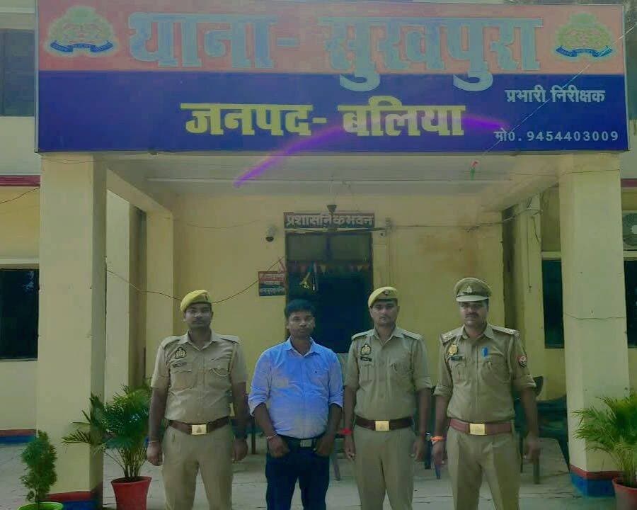गैर-इरादतन हत्या के मामले में सुखपुरा पुलिस की कार्रवाई, वांछित अभियुक्त गिरफ्तार
बलिया। सुखपुरा थाना पुलिस ने गैर-इरादतन हत्या के मामले में वांछित चल रहे एक अभियुक्त को गिरफ्तार कर लिया। पुलिस ने आरोपी को घोसवटी मोड़ के पास से गुरुवार दोपहर करीब 2:25 बजे हिरासत में लिया। आवश्यक कानूनी कार्रवाई पूरी करने के बाद अभियुक्त को न्यायालय भेज दिया गया।
पुलिस के अनुसार, गिरफ्तार अभियुक्त की पहचान देवेन्द्र भारती पुत्र शिवचन्द उर्फ चन्द्रेश्वर राम निवासी गुरवां, थाना सुखपुरा, जनपद बलिया के रूप में हुई है। आरोपी थाना सुखपुरा में दर्ज मु0अ0सं0 015/26, धारा 105, 352, 351(3) बीएनएस के मामले में वांछित था।
थाना पुलिस टीम क्षेत्र में अपराध एवं अपराधियों की तलाश तथा वांछित अभियुक्तों की गिरफ्तारी के लिए अभियान पर थी। इसी दौरान मुखबिर की सूचना पर पुलिस ने घोसवटी मोड़ के पास पहुंचकर आरोपी को गिरफ्तार कर लिया।
यह कार्रवाई पुलिस अधीक्षक बलिया ओमवीर सिंह के निर्देशन, अपर पुलिस अधीक्षक दक्षिणी संजय वर्मा के पर्यवेक्षण तथा क्षेत्राधिकारी नगर सतीश शर्मा और थानाध्यक्ष सुखपुरा रत्नेश कुमार दूबे के नेतृत्व में की गई।
<nis:link nis:type=tag nis:id=बलिया nis:value=बलिया nis:enabled=true nis:link/> <nis:link nis:type=tag nis:id=सुखपुरा nis:value=सुखपुरा nis:enabled=true nis:link/> <nis:link nis:type=tag nis:id=balliapolice nis:value=BalliaPolice nis:enabled=true nis:link/> <nis:link nis:type=tag nis:id=uppolice nis:value=UPPolice nis:enabled=true nis:link/> <nis:link nis:type=tag nis:id=गिरफ्तारी nis:value=गिरफ्तारी nis:enabled=true nis:link/>