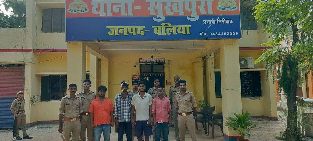 जानलेवा हमले के मामले में सुखपुरा पुलिस की कार्रवाई, चार वांछित आरोपी गिरफ्तार
बलिया। सुखपुरा थाना पुलिस ने जानलेवा हमले के मामले में फरार चल रहे चार वांछित आरोपियों को गिरफ्तार कर लिया। पुलिस ने आरोपियों को हरिपुर नहर मार्ग के पास से गुरुवार दोपहर करीब एक बजे हिरासत में लिया। सभी के खिलाफ आवश्यक कानूनी कार्रवाई पूरी करने के बाद न्यायालय भेज दिया गया।
पुलिस के अनुसार, गिरफ्तार आरोपियों की पहचान बृजेश यादव, आशीष यादव, शुभम यादव और अनूप यादव, सभी निवासी तपनी ठीका, थाना सुखपुरा, जनपद बलिया के रूप में हुई है।
चारों आरोपी थाना सुखपुरा में दर्ज मु0अ0सं0 214/26, धारा 191(2), 109(1), 115(2), 352 बीएनएस के मामले में वांछित थे। पुलिस टीम क्षेत्र में अपराधियों की तलाश और वांछित आरोपियों की गिरफ्तारी के लिए अभियान पर थी। इसी दौरान मुखबिर की सूचना पर पुलिस ने हरिपुर नहर मार्ग के पास घेराबंदी कर चारों को गिरफ्तार कर लिया।
कार्रवाई पुलिस अधीक्षक बलिया ओमवीर सिंह के निर्देशन, अपर पुलिस अधीक्षक दक्षिणी संजय वर्मा के पर्यवेक्षण तथा क्षेत्राधिकारी नगर सतीश शर्मा और थानाध्यक्ष सुखपुरा रत्नेश कुमार दूबे के नेतृत्व में की गई।
<nis:link nis:type=tag nis:id=बलिया nis:value=बलिया nis:enabled=true nis:link/> <nis:link nis:type=tag nis:id=सुखपुरा nis:value=सुखपुरा nis:enabled=true nis:link/> <nis:link nis:type=tag nis:id=balliapolice nis:value=BalliaPolice nis:enabled=true nis:link/> <nis:link nis:type=tag nis:id=uppolice nis:value=UPPolice nis:enabled=true nis:link/> <nis:link nis:type=tag nis:id=गिरफ्तारी nis:value=गिरफ्तारी nis:enabled=true nis:link/>
