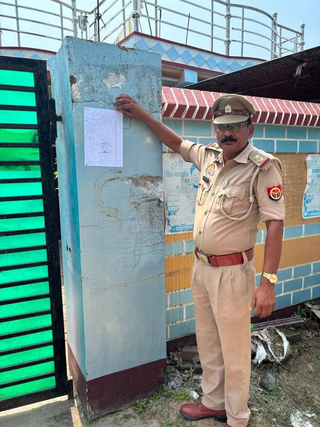 मनियर में तीन फरार आरोपियों के घर ढोल बजाकर मुनादी, न्यायालय के आदेश पर 84 BNSS की कार्रवाई
बलिया। मनियर थाना पुलिस ने न्यायालय के आदेश के क्रम में आपराधिक मामले में वांछित तीन आरोपियों के घर पहुंचकर धारा 84 BNSS के तहत उद्घोषणा (ढोल बजाकर मुनादी) की कार्रवाई की। पुलिस ने आरोपियों के घर और सार्वजनिक स्थानों पर न्यायालय के आदेश की नोटिस चस्पा कर आमजन को इसकी जानकारी दी।
पुलिस के अनुसार, यह कार्रवाई मु0अ0सं0 125/2026, धारा 109(1)/117(2)/3(5) बीएनएस से संबंधित है। अपर सिविल जज न्यायिक/FTC-1/जेएम बलिया के न्यायालय से जारी आदेश के अनुपालन में पुलिस टीम ने सुशील यादव निवासी धर्मपुरा, सत्येन्द्र यादव निवासी सियरही थाना भीमपुरा (हाल पता धर्मपुरा) और राहुल यादव निवासी विशुनपुरा थाना मनियर के घर पहुंचकर नोटिस चस्पा किया।
इसके बाद पुलिस ने डुगडुगी पिटवाकर सार्वजनिक रूप से उद्घोषणा कराई और स्थानीय लोगों को न्यायालय के आदेश से अवगत कराया।
कार्रवाई पुलिस अधीक्षक बलिया ओमवीर सिंह के निर्देशन, अपर पुलिस अधीक्षक उत्तरी दिनेश कुमार शुक्ल के पर्यवेक्षण तथा क्षेत्राधिकारी बांसडीह जयशंकर मिश्र और थानाध्यक्ष मनियर अजय कुमार त्रिपाठी के नेतृत्व में की गई।
<nis:link nis:type=tag nis:id=बलिया nis:value=बलिया nis:enabled=true nis:link/> <nis:link nis:type=tag nis:id=मनियर nis:value=मनियर nis:enabled=true nis:link/> <nis:link nis:type=tag nis:id=balliapolice nis:value=BalliaPolice nis:enabled=true nis:link/> <nis:link nis:type=tag nis:id=uppolice nis:value=UPPolice nis:enabled=true nis:link/> <nis:link nis:type=tag nis:id=पुलिसकार्रवाई nis:value=पुलिसकार्रवाई nis:enabled=true nis:link/>