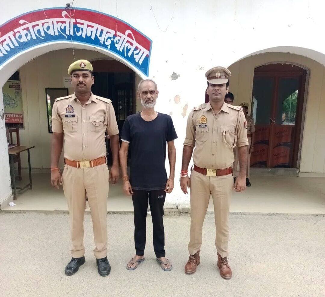 ₹25 हजार का इनामी जालसाज गिरफ्तार, वित्तीय धोखाधड़ी व फर्जी दस्तावेज मामले में थी तलाश
बलिया। कोतवाली पुलिस ने वित्तीय धोखाधड़ी, जालसाजी, फर्जी दस्तावेज तैयार करने और डिजिटल जालसाजी से जुड़े मामले में 25 हजार रुपये के इनामी वांछित अभियुक्त अक्षयवर नाथ तिवारी को गिरफ्तार किया है। पुलिस ने आरोपी को महुवा मोड़ के पास से दबोचा।
पुलिस के अनुसार, 10 सितंबर को प्रभारी निरीक्षक प्रवीण कुमार सिंह पुलिस टीम के साथ वांछित अभियुक्तों की गिरफ्तारी के लिए क्षेत्र में भ्रमण कर रहे थे। इसी दौरान मुखबिर से सूचना मिली कि मुकदमे में वांछित इनामी अभियुक्त अक्षयवर नाथ तिवारी ओवरब्रिज तिराहा से महुवा मोड़ की ओर जा रहा है। सूचना पर पुलिस टीम ने घेराबंदी कर उसे महुवा मोड़ के पास गिरफ्तार कर लिया।
गिरफ्तार अभियुक्त की पहचान अक्षयवर नाथ तिवारी (55) पुत्र स्व. रघुवंश तिवारी, निवासी बजहा, थाना बांसडीह रोड, बलिया के रूप में हुई है। पुलिस ने उसके विरुद्ध थाना कोतवाली में दर्ज मु0अ0सं0 022/2026 में बीएनएस की विभिन्न धाराओं के तहत कार्रवाई की है।
पुलिस ने आवश्यक विधिक कार्रवाई पूरी कर अभियुक्त को न्यायालय भेज दिया।
गिरफ्तार करने वाली टीम में प्रभारी निरीक्षक प्रवीण कुमार सिंह, उपनिरीक्षक नीरज कुमार वर्मा समेत थाना कोतवाली के पुलिसकर्मी शामिल रहे।हैशटैग:
<nis:link nis:type=tag nis:id=ballianews nis:value=BalliaNews nis:enabled=true nis:link/> <nis:link nis:type=tag nis:id=balliapolice nis:value=BalliaPolice nis:enabled=true nis:link/> <nis:link nis:type=tag nis:id=crimenews nis:value=CrimeNews nis:enabled=true nis:link/> <nis:link nis:type=tag nis:id=fraudcase nis:value=FraudCase nis:enabled=true nis:link/> <nis:link nis:type=tag nis:id=breakingnews nis:value=BreakingNews nis:enabled=true nis:link/>