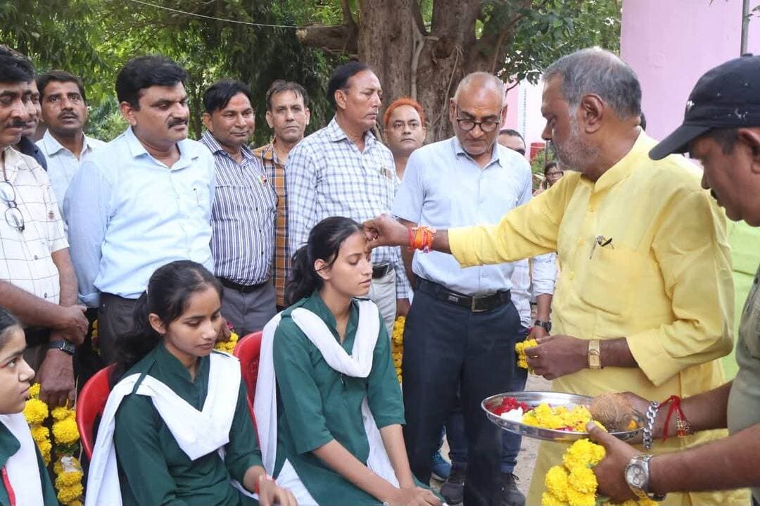 गजराराजा कन्या उच्चतर माध्यमिक विद्यालय में 6.5 लाख की लागत से बनेगी सीसी रोड
मंत्री श्री कुशवाह ने विद्यालय की छात्राओं से कराया भूमिपूजन
सामाजिक न्याय एवं दिव्यांगजन सशक्तिकरण, उद्यानिकी तथा खाद्य प्रसंस्करण मंत्री श्री नारायण सिंह कुशवाह ने गुरुवार को ग्वालियर दक्षिण विधानसभा क्षेत्र के खासगी बाजार स्थित शासकीय गजराराजा कन्या उच्चतर माध्यमिक विद्यालय में मुख्यमंत्री अधोसंरचना सी.एम. मॉनिट योजना के अंतर्गत लगभग 6.5 लाख रुपये की लागत से सीसी रोड निर्माण कार्य का भूमि पूजन विद्यालय की कन्याओं के शुभ हाथों से कराया।
इस अवसर पर विद्यालय परिसर में उपस्थित छात्राओं, शिक्षकों एवं स्थानीय नागरिकों ने कहा कि सीसी रोड निर्माण से विद्यालय में आवागमन की सुविधा बेहतर होगी तथा छात्राओं एवं शिक्षकों को विशेष सुविधा मिलेगी।
कार्यक्रम में प्राचार्य श्रीमती उमा सिंघल, वरिष्ठ भाजपा नेता श्री नन्हे कुशवाह, जिला महामंत्री श्री राजू पालैया, पार्षद श्री मोहित जाट, श्री संजीव पोतनीस, श्री पिंटू जाट, श्री अजय तिवारी, श्री मनोज भार्गव, श्री गोपाल जाटव, श्री गौरव बाजपेयी, श्री शशांक साहू सहित स्थानीय नागरिक, जनप्रतिनिधिगण एवं संबंधित अधिकारीगण उपस्थित रहे।
इस अवसर पर जनप्रतिनिधियों ने कहा कि ग्वालियर दक्षिण विधानसभा क्षेत्र में शिक्षा, सड़क, अधोसंरचना एवं जनसुविधाओं से जुड़े कार्यों को प्राथमिकता के साथ आगे बढ़ाया जा रहा है। विद्यालयों में बेहतर सुविधाएं उपलब्ध कराना सरकार की प्राथमिकताओं में शामिल है, ताकि विद्यार्थियों को सुरक्षित एवं बेहतर शैक्षणिक वातावरण मिल सके।
#gwalior
PRO Gwalior
CM Madhya Pradesh