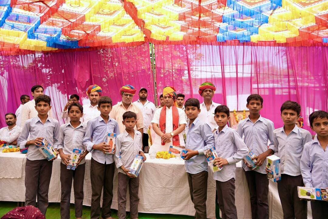 कजोड़िया में विकास कार्यों का शिलान्यास एवं लोकार्पण, ग्रामीण विकास को मिलेगी नई गति
शाहपुरा (भीलवाड़ा)-राजेन्द्र खटीक।
शाहपुरा-बनेड़ा। ग्राम पंचायत बासेड़ा के ग्राम कजोड़िया में आज क्षेत्रीय विधायक डॉ. लाला राम बैरवा की उपस्थिति में विभिन्न विकास कार्यों का शिलान्यास एवं लोकार्पण किया गया।
कार्यक्रम के दौरान डी.एम.एफ.टी. योजनान्तर्गत कजोड़िया में खेल स्टेडियम निर्माण, सड़क मय नाली निर्माण सहित विभिन्न जनोपयोगी विकास कार्यों का शिलान्यास एवं लोकार्पण किया गया।
विधायक डॉ. लाला राम बैरवा ने कहा कि क्षेत्र के सर्वांगीण विकास के लिए जनहित से जुड़े कार्यों को प्राथमिकता के साथ धरातल पर उतारा जा रहा है। इन विकास कार्यों से ग्रामीणों को बेहतर मूलभूत सुविधाएं उपलब्ध होंगी तथा क्षेत्र के विकास को नई गति मिलेगी।
उन्होंने कहा कि जनहित के कार्यों को प्राथमिकता के साथ पूरा कराना और विकास की योजनाओं का लाभ आमजन तक पहुंचाना हमारा संकल्प है।
इस अवसर पर जनप्रतिनिधिगण, भाजपा कार्यकर्ता एवं बड़ी संख्या में क्षेत्रवासी उपस्थित रहे।