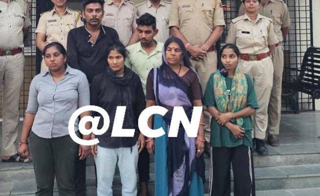 उदयपुर में दिनदहाड़े युवक का अपहरण, 6 घंटे में खुलासा
उदयपुर। सुखेर थाना क्षेत्र में जमीनी विवाद को लेकर युवक के अपहरण के मामले का पुलिस ने मात्र 6 घंटे में खुलासा कर दिया। पुलिस ने अपहृत युवक कमलेश को सकुशल बरामद कर लिया। वारदात में प्रयुक्त मारुति ईको कार भी जब्त की गई है।
पुलिस के अनुसार, कमलेश सुबह अपनी बेटी को स्कूल छोड़ने गया था। इसी दौरान आरोपियों ने उसकी स्कूटी को कार से टक्कर मारी और उसे जबरन कार में डालकर ले गए। मामले की रिपोर्ट सुखेर थाने में दर्ज कराई गई।
मामले की गंभीरता को देखते हुए एसपी उदयपुर डॉ. अमृता दुहन के निर्देशन में पुलिस की विशेष टीमें गठित की गईं। पुलिस ने तकनीकी जांच के आधार पर आरोपियों का पीछा किया और देलवाड़ा क्षेत्र के गुडली व खमनोर के जंगलों में दबिश दी। पुलिस के दबाव के चलते आरोपी कमलेश से जमीन की रजिस्ट्री कराने की योजना में सफल नहीं हो सके।
पुलिस ने मामले में चार महिलाओं सहित कुल छह आरोपियों को गिरफ्तार किया है।
गिरफ्तार आरोपी
मंजु डांगी, शिवम डांगी, कंकु बाई डांगी, निर्मला मीणा, जया मीणा और प्रकाश को गिरफ्तार किया गया है।
कार्रवाई में सुखेर थाना पुलिस और डीएसटी टीम की महत्वपूर्ण भूमिका रही। टीम में सीओ पश्चिम राजेश यादव, थानाधिकारी अमर सिंह, उप निरीक्षक भोपाल सिंह, सउनि हरीश चन्द्र सनाढ्य सहित पुलिसकर्मी तथा डीएसटी प्रभारी भरत योगी और उनकी टीम शामिल रही।