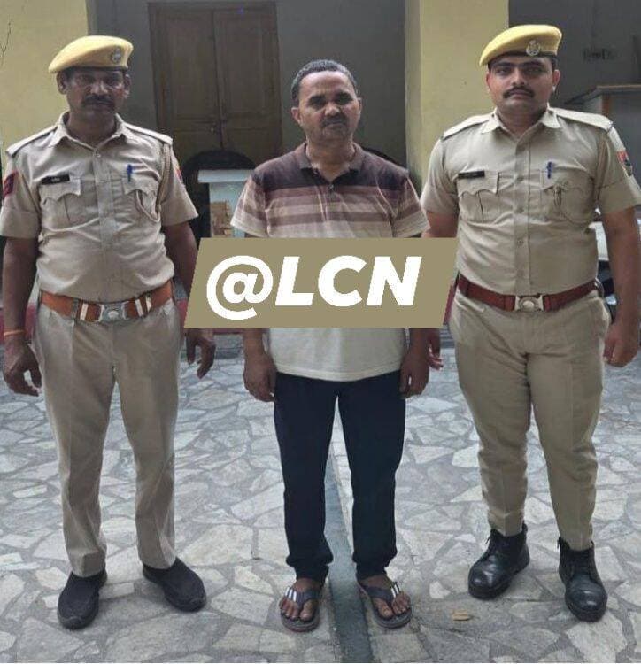 सूरजपोल पुलिस की बड़ी कार्रवाई: हत्या का आरोपी गिरफ्तार, 1500 किमी पीछा कर दबोचा
उदयपुर। सूरजपोल थाना पुलिस ने हत्या के मामले में फरार आरोपी को उत्तर प्रदेश के आजमगढ़ से गिरफ्तार कर बड़ी सफलता हासिल की है। आरोपी वारदात के बाद उदयपुर से फरार होकर करीब 1500 किलोमीटर दूर आजमगढ़ पहुंच गया था। पुलिस ने तकनीकी विश्लेषण और मुखबिर तंत्र की मदद से आरोपी का पीछा करते हुए उसे गिरफ्तार किया।
पुलिस के अनुसार, 30 अगस्त 2026 की रात आर्मी कैंट में सफाई का काम करने वाले हनुमान्त तिवारी का अपने साथ काम करने वाले हरिनाथ यादव से विवाद हो गया था। आरोप है कि विवाद के दौरान हरिनाथ यादव ने जान से मारने की नीयत से हनुमान्त के पेट पर चाकू से हमला कर दिया।
घायल हनुमान्त का एमबी हॉस्पिटल के आईसीयू में उपचार चल रहा था। 2 सितंबर को पर्चा बयान के आधार पर सूरजपोल थाने में मामला दर्ज किया गया। उपचार के दौरान 7 सितंबर को हनुमान्त की मौत हो गई, जिसके बाद मामले में धारा 103(1) बीएनएस (हत्या) जोड़ी गई।
आजमगढ़ में बदल रहा था ठिकाने
घटना के बाद आरोपी हरिनाथ यादव उदयपुर से फरार होकर अपने पैतृक क्षेत्र आजमगढ़ पहुंच गया था। पुलिस टीम ने तकनीकी विश्लेषण और मुखबिरों की सूचना के आधार पर आरोपी के संभावित ठिकानों, रिश्तेदारों और परिचितों के यहां लगातार दबिश दी। आखिरकार पुलिस ने आरोपी को दस्तयाब कर गिरफ्तार कर लिया।
गिरफ्तार आरोपी की पहचान हरिनाथ यादव (48), पुत्र रामराज यादव, निवासी कटोही, थाना अतरौलिया, जिला आजमगढ़, उत्तर प्रदेश के रूप में हुई है। आरोपी को न्यायालय में पेश कर पुलिस रिमांड पर लिया गया है और मामले में आगे की जांच जारी है।
कार्रवाई एसपी उदयपुर डॉ. अमृता दुहन के निर्देशन में अतिरिक्त पुलिस अधीक्षक शहर उमेश ओझा और वृत्ताधिकारी नगर पूर्व छवि शर्मा के सुपरविजन तथा सूरजपोल थानाधिकारी सूर्यभान सिंह के नेतृत्व में की गई।