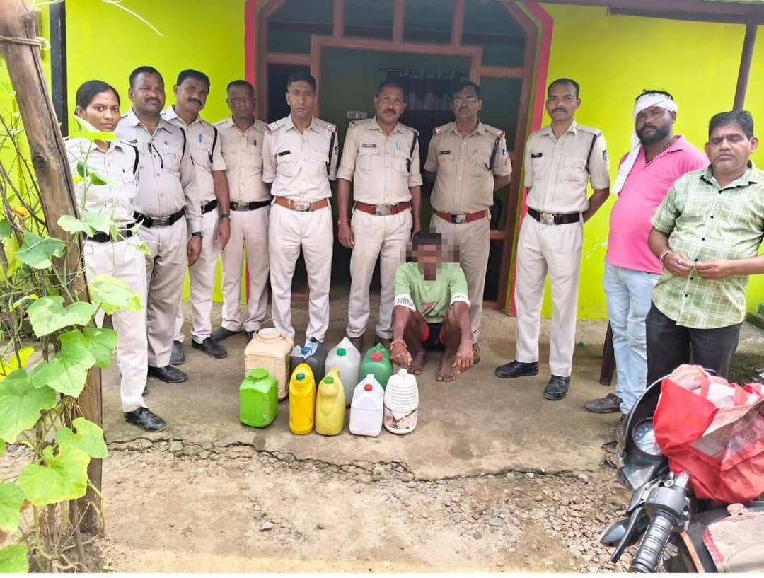 #बालाघाट
आबकारी-पुलिस की संयुक्त कार्रवाई में 980 किलो महुआ लाहन और 215 लीटर अवैध शराब जब्त
कलेक्टर श्री कुमार सत्यम के निर्देश एवं जिला आबकारी अधिकारी श्री अजीत एक्का के मार्गदर्शन में 10 सितंबर 2026 को अवैध शराब के निर्माण, संग्रहण एवं विक्रय के विरुद्ध आबकारी एवं पुलिस विभाग द्वारा संयुक्त कार्रवाई की गई। कार्रवाई के दौरान जिले के विभिन्न क्षेत्रों से कुल 980 किलोग्राम महुआ लाहन एवं 215 लीटर अवैध शराब जब्त की गई।
आबकारी वृत्त वारासिवनी एवं कटंगी क्षेत्र के बैगामोहल्ला, बीड़ी कालोनी एवं मलमटोला, बैहर क्षेत्र के ग्राम मोहबट्टा, गोहारा एवं कोहका तथा बालाघाट क्षेत्र के ग्राम टिटवा एवं बगदरा में अलग-अलग स्थानों पर कार्रवाई की गई। इस दौरान मध्यप्रदेश आबकारी अधिनियम 1915 के तहत कुल 11 प्रकरण दर्ज किए गए। वारासिवनी क्षेत्र में एक आरोपी के कब्जे से 50 लीटर से अधिक शराब बरामद होने पर अजमानतीय अपराध का प्रकरण दर्ज कर उसे गिरफ्तार किया गया।
आबकारी विभाग ने बताया कि अवैध शराब के विरुद्ध कार्रवाई निरंतर जारी रहेगी। विभाग ने नागरिकों से अपील की है कि अवैध शराब के निर्माण एवं संग्रहण से संबंधित जानकारी आबकारी अधिकारियों अथवा संबंधित पुलिस थाने को दें।
#CMMadhyaPradesh #JansamparkMP #MP_STATE_Excise_Dept_of_MP_Government #minprdd