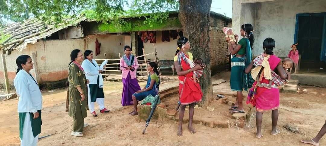 #बालाघाट
प्रभावित क्षेत्र में स्वास्थ्य विभाग की सक्रियता, 486 बच्चों में से 446 स्वस्थ होकर घर लौटे, 20,838 बच्चों का टीकाकरण पूर्ण
आज 16 मरीज डिस्चार्ज किये गए और 08 नये भर्ती हुए
जिले के बिरसा विकासखंड के ग्राम कुंडेकसा, अडोरी, कोरका एवं बांदरी में स्वास्थ्य संबंधी समस्याओं और मौसमी बीमारियों को लेकर स्वास्थ्य विभाग द्वारा व्यापक स्तर पर उपचार एवं निगरानी अभियान चलाया जा रहा है। सर्दी-खांसी, बुखार, चर्मरोग, मीजलस, स्कैबीज एवं मलेरिया जैसी बीमारियों से प्रभावित बच्चों का अस्पतालों में उपचार किया जा रहा है। 10 सितंबर 2026 तक इन ग्रामों में कुल 6342 व्यक्तियों की जांच की गई है। प्रभावित क्षेत्र में स्थिति तेजी से सामान्य हो रही है और अब कम संख्या में मरीज भर्ती होने के लिए अस्पताल लाये जा रहे है। अस्पताल में भर्ती सभी मरीजों की स्थिति खतरे से बाहर है और उन्हें एहतियात के तौर पर अस्पताल में भर्ती कराया गया है।
सर्वे के दौरान 443 मलेरिया रोगी, 190 दस्त से पीड़ित, 288 दाने के साथ बुखार से पीड़ित तथा 228 चर्म रोग से प्रभावित मरीज पाए गए। इस प्रकार कुल 1149 मरीजों का चिन्हांकन किया गया है। इनमें से 663 मरीजों का घर पर ही उपचार किया गया, जबकि 486 मरीजों को अस्पताल में भर्ती कर उपचार प्रदान किया गया है। उपचार के बाद अब तक 446 मरीज स्वस्थ होकर अस्पताल से डिस्चार्ज किए जा चुके हैं तथा 40 मरीजों का उपचार जारी है। वहीं, 10 सितंबर को 08 मरीजों को अस्पताल में भर्ती किया गया, जबकि 16 मरीजों को स्वस्थ होने पर डिस्चार्ज किया गया।
स्वास्थ्य विभाग द्वारा उक्त ग्रामों में 20 सर्वेक्षण टीमों के माध्यम से घर-घर जाकर स्वास्थ्य परीक्षण किया जा रहा है। इसके अलावा 6 पीएम जनमन एएमएमयू, बीमार व्यक्तियों की जांच के लिए 18 चिकित्सा अधिकारी तथा मरीजों को अस्पताल पहुंचाने के लिए 4 एम्बुलेंस की व्यवस्था की गई है।
सर्वेक्षण के दौरान 973 बच्चों को विटामिन-ए की खुराक, ओआरएस एवं जिंक टेबलेट का वितरण किया गया। वहीं 898 बच्चों को आयरन सिरप प्रदान किया गया तथा 865 बच्चों को एल्बेंडाजोल की टेबलेट खिलाई गई। टीकाकरण अभियान के तहत आज 27 सत्रों में कुल 876 बच्चों का टीकाकरण किया गया। वहीं अब तक कुल 458 सत्रों में 20,838 बच्चों का टीकाकरण किया जा चुका है।
मच्छरजनित बीमारियों की रोकथाम के लिए भी अभियान चलाया जा रहा है। आज 50 ग्रामों के 5,345 मकानों में कीटनाशक का छिड़काव किया गया, जबकि 44 ग्रामों के 8,610 घरों में इनडोर एवं आउटडोर फॉगिंग कराई गई। स्वास्थ्य विभाग की टीमें ग्रामीण क्षेत्रों में लगातार निगरानी करते हुए आवश्यक स्वास्थ्य सेवाएं उपलब्ध करा रही हैं।
#CMMadhyaPradesh #healthminmp #WelfareTribal #mp_wcdmp #JansamparkMP