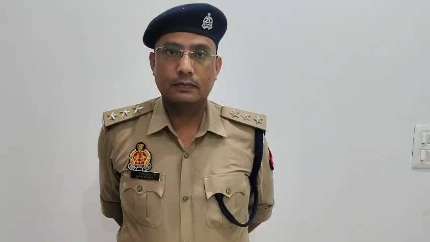 #PS #सुभाषनगर, #बरेली #क्षेत्रान्तर्गत मकान में निर्माण कार्य के दौरान 01 व्यक्ति की पास से गुजर रही विद्युत लाइन की चपेट में आने से मृत्यु हो गयी, पुलिस द्वारा मृतक के शव का पंंचायतनामा भरकर पीएम की कार्यवाही प्रचलित है, प्राप्त तहरीर पर सुसंगत धाराओं में अभियोग पंजीकृत किया गया है। प्रकरण क्षेत्राधिकारी नगर द्वितीय, बरेली की बाइट।
#Bareillynewslive
#Bareillypolice