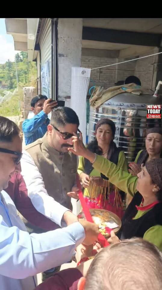 चौपाल में महिला सशक्तिकरण की नई मिसाल, शुरू हुआ ‘HIMJAL’ मिनरल वाटर प्लांट
चौपाल की ग्राम पंचायत ठाणा में ग्रामीण महिलाओं को आत्मनिर्भर बनाने की दिशा में एक नई पहल शुरू हुई है। यहां हिमाचल प्रदेश का पहला महिला संचालित मिनरल वाटर प्लांट ‘HIMJAL’ शुरू किया गया है।
विकास खंड चौपाल की ग्राम पंचायत ठाणा में शुरू हुए इस प्लांट का संचालन और प्रबंधन महिला ग्राम संगठन ठाणा से जुड़ी महिलाएं करेंगी। यह परियोजना हिमाचल प्रदेश राज्य ग्रामीण आजीविका मिशन के तहत शुरू की गई है।
प्लांट की स्थापना के लिए महिला ग्राम संगठन को 13 लाख 80 हजार रुपये की ऋण सहायता मिली है। इसका उद्देश्य महिलाओं को स्थायी स्वरोजगार, आय बढ़ाने और स्थानीय स्तर पर रोजगार के अवसर उपलब्ध करवाना है।
प्लांट का शुभारंभ एसडीएम चौपाल, डीएफओ चौपाल और डीएसपी चौपाल ने संयुक्त रूप से किया। इस दौरान बीडीओ चौपाल विनीत ठाकुर सहित विभागीय अधिकारी और महिला संगठन की सदस्य महिलाएं मौजूद रहीं।
बीडीओ विनीत ठाकुर ने कहा कि ‘HIMJAL’ ग्रामीण महिलाओं के आर्थिक सशक्तिकरण और उद्यमिता की दिशा में महत्वपूर्ण कदम है। उन्होंने महिलाओं को प्लांट के सफल संचालन के लिए शुभकामनाएं दीं।
न्यूज टुडे हिमाचल ब्यूरो चौपाल