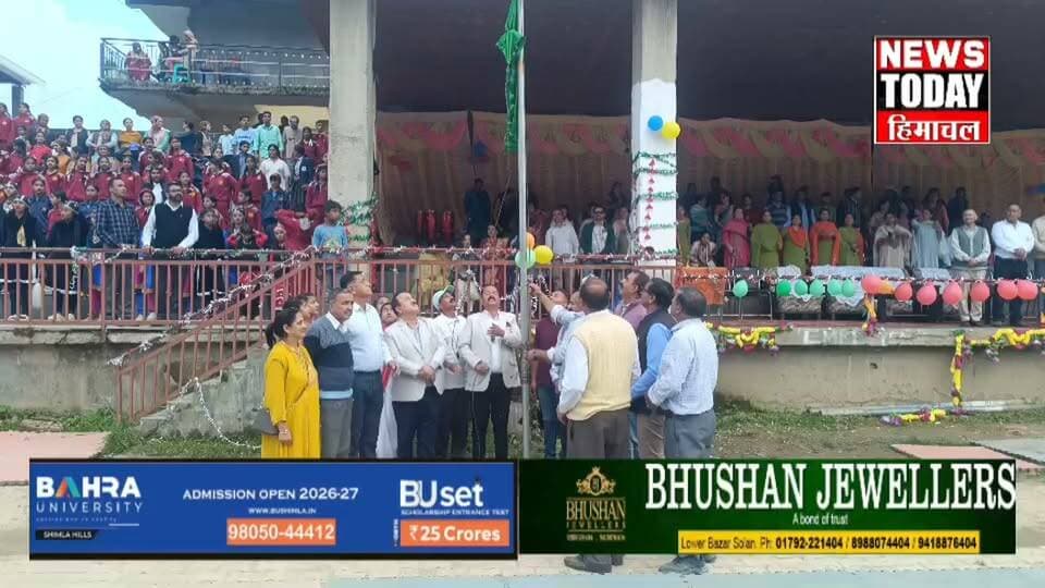 पीएम श्री स्कूल चौपाल में अंडर-19 जोनल खेलकूद प्रतियोगिता का आगाज, 18 स्कूलों के 250 खिलाड़ी ले रहे हिस्सा
चौपाल। पीएम श्री वरिष्ठ माध्यमिक स्कूल चौपाल में गुरुवार से अंडर-19 छात्रों की तीन दिवसीय जोनल खेलकूद प्रतियोगिता का शानदार आगाज हुआ। प्रतियोगिता में चौपाल जोन के 18 स्कूलों के करीब 250 छात्र खिलाड़ी विभिन्न खेलों में अपनी प्रतिभा का प्रदर्शन करेंगे।
प्रतियोगिता के उद्घाटन समारोह में पीएम श्री स्कूल चौपाल से करीब दो माह पूर्व अधीक्षक पद से सेवानिवृत्त हुए कुंदन बरागटा ने बतौर मुख्य अतिथि शिरकत की। वहीं सेवानिवृत्त शारीरिक शिक्षक जितेंद्र चौहान, नीरा कल्थायिक, यशपाल पांटा और प्रेम चंद ठाकुर विशेष अतिथि के रूप में मौजूद रहे।
स्कूल के प्रधानाचार्य हरि शर्मा, जिन्हें विद्यालय में ऊर्जा और बेहतर प्रबंधन के लिए “मैनेजमेंट गुरु” के नाम से भी जाना जाता है, ने मुख्य अतिथि सहित सभी अतिथियों का स्वागत किया।
कार्यक्रम की शुरुआत वंदेमातरम के साथ हुई। इसके बाद सभी 18 स्कूलों के खिलाड़ियों ने शानदार मार्चपास्ट में हिस्सा लिया। मार्चपास्ट में उत्कृष्ट विद्यालय चौपाल ने प्रथम, जबकि वरिष्ठ माध्यमिक विद्यालय सरेन ने द्वितीय स्थान हासिल किया।
प्रतियोगिता के अगले चरण में 11 सितंबर से कबड्डी, वॉलीबाल, खो-खो और बैडमिंटन के रोमांचक मुकाबले खेले जाएंगे। तीन दिवसीय प्रतियोगिता का समापन रविवार को होगा।
प्रतियोगिता को लेकर खिलाड़ियों और स्कूलों में खासा उत्साह देखने को मिल रहा है। खेलों के माध्यम से युवा खिलाड़ियों को अपनी प्रतिभा दिखाने के साथ-साथ अनुशासन, टीम भावना और खेल भावना का परिचय देने का अवसर भी मिलेगा।
न्यूज टुडे हिमाचल के लिए चौपाल से गिरीश ठाकुर की रिपोर्ट।