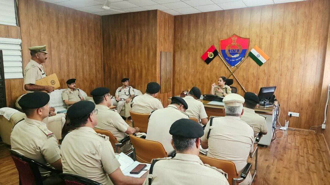 क्राइम कंट्रोल के लिए रेवाड़ी पुलिस की विशेष रणनीति: 8 महीनों में अपराध में 15.7 % की आई गिरावट।
-इस वर्ष 11 इनामी बदमाशों समेत 180 भगोड़े अपराधी चढ़े पुलिस के हत्थे
रेवाड़ी समाचार पंकज कुमार।
पुलिस अधीक्षक हेमेंद्र कुमार मीणा ,आईपीएस के कुशल मार्गदर्शन में जिला रेवाड़ी में अपराध नियंत्रण को अधिक प्रभावी बनाने, फील्ड पुलिसिंग को मजबूत करने, तकनीकी निगरानी बढ़ाने और लंबित मामलों के जल्द निपटारे को लेकर रेवाड़ी पुलिस ने एक विशेष रणनीति तैयार की है। गुरुवार को जिला लघु सचिवालय रेवाड़ी स्थित पुलिस कार्यालय में एएसपी दीपिका अग्रवाल, आईपीएस की अध्यक्षता में एक जिलास्तरीय कानून-व्यवस्था एवं अपराध समीक्षा बैठक का आयोजन किया गया। इस बैठक में डीएसपी हेडक्वार्टर संजीव बल्हारा, जिले के सभी थाना प्रबंधक और पुलिस अधीक्षक कार्यालय की विभिन्न शाखाओं के प्रभारी मुख्य रूप से मौजूद रहे।
अपराध में 15.7% की गिरावट, फील्ड में सक्रियता बढ़ाने के निर्देश
बैठक के दौरान एएसपी दीपिका अग्रवाल ने जिले की मौजूदा कानून-व्यवस्था और अपराध स्थिति की विस्तृत समीक्षा की। समीक्षा आंकड़ों के अनुसार, पिछले वर्ष (2025) की समान अवधि (1 जनवरी से 31 अगस्त) की तुलना में वर्ष 2026 के इन आठ महीनों में रेवाड़ी जिले में कुल अपराध के मामलों में 15.7 प्रतिशत की उल्लेखनीय कमी दर्ज की गई है। एएसपी दीपिका अग्रवाल ने इस सुधार पर पुलिस टीमों की सराहना की और सभी थाना प्रभारियों को निर्देश दिए कि वे फील्ड में सक्रियता और गश्त बढ़ाकर अपराध के आंकड़ों में और अधिक सुधार लाएं।
180 भगोड़े अपराधी गिरफ्तार, बाकी की तलाश तेज
भगोड़े (PO) और इनामी अपराधियों के खिलाफ चलाए जा रहे अभियान की समीक्षा करते हुए बताया गया कि रेवाड़ी पुलिस ने इस वर्ष अब तक 11 इनामी बदमाशों सहित कुल 180 भगोड़े अपराधियों को गिरफ्तार करने में सफलता हासिल की है। एएसपी ने सख्त हिदायत दी कि बचे हुए सभी भगोड़ों को भी चिन्हित कर जल्द से जल्द सलाखों के पीछे भेजा जाए।
तकनीकी निगरानी, CCTV नेटवर्क और 'अभेद्य ऐप' पर जोर
एएसपी दीपिका अग्रवाल ने आधुनिक दौर के अपराधों से निपटने के लिए पुलिस को आधुनिक तकनीकों, सॉफ्टवेयर और विशेष प्रशिक्षण से लैस करने पर जोर दिया:
'अभेद्य ऐप' का इस्तेमाल: गन कल्चर, रंगदारी (रंगदारी मांगने वाले गिरोह) और 'डिजिटल अरेस्ट' जैसे नए दौर के डिजिटल/साइबर अपराधों पर प्रभावी रोक लगाने के लिए 'अभेद्य ऐप' का अधिक से अधिक उपयोग करने के निर्देश दिए।
CCTV नेटवर्क विस्तार: जिले के संवेदनशील और मुख्य मार्गों पर सीसीटीवी कैमरों का दायरा बढ़ाया जाए।
स्मार्ट गश्त: राइडर, ईआरवी (ERV) और पीसीआर (PCR) की टीमों को अलर्ट मोड पर रखने और नाकेबंदी में मुस्तैदी बढ़ाने को कहा गया है।
लंबित मामलों का शीघ्र निस्तारण व अवैध बत्ती/सायरन पर कड़ा एक्शन
एएसपी दीपिका अग्रवाल ने सभी थाना प्रभारियो को सख्त निर्देश दिए कि पुराने और लंबित मामलों का प्राथमिकता के आधार पर निपटारा किया जाए और जांच प्रक्रिया में किसी भी प्रकार की अनावश्यक देरी न की जाए।
इसके अलावा एएसपी दीपिका अग्रवाल ने नियमों का उल्लंघन करने वाले वाहनों—जैसे कि फर्जी सरकारी स्टीकर, लाल-नीली बत्ती, बुलेट पटाखा और अवैध सायरन लगाकर चलने वाले चालकों पर पैनी नजर रखने और उनके खिलाफ नियमानुसार सख्त से सख्त कानूनी कार्रवाई करने के निर्देश दिए हैं।