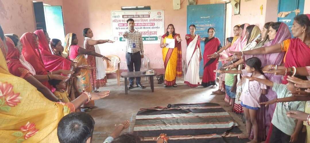 आंगनबाड़ी केंद्र में सखी वार्ता, महिलाओं को सरकारी योजनाओं व बाल विवाह के प्रति किया जागरूक
लखीसराय। महिला एवं बाल विकास निगम, लखीसराय के तत्वावधान एवं महिला सशक्तिकरण केंद्र के सहयोग से सदर परियोजना अंतर्गत आंगनबाड़ी केंद्र संख्या 109 में सखी वार्ता का आयोजन किया गया। कार्यक्रम का उद्देश्य वंचित, पीड़ित एवं शोषित महिलाओं को सरकारी योजनाओं, घरेलू हिंसा तथा बाल विवाह के दुष्परिणामों के प्रति जागरूक करना था।जिला मिशन समन्वयक प्रशांत कुमार ने महिलाओं को मिशन शक्ति के विभिन्न घटकों वन स्टॉप सेंटर, 181 महिला हेल्पलाइन, बेटी बचाओ-बेटी पढ़ाओ एवं महिला सशक्तिकरण केंद्र की योजनाओं की जानकारी दी। उन्होंने बाल विवाह को सामाजिक कुरीति बताते हुए इसके दुष्परिणामों से अवगत कराया।उन्होंने पोषण माह के संबंध में बताया कि 9 सितंबर से 8 अक्टूबर तक पोषण माह मनाया जा रहा है। इसका उद्देश्य सही पोषण, उचित देखभाल एवं स्वस्थ मातृत्व के माध्यम से सुपोषित भारत की संकल्पना को साकार करना है। उन्होंने जीवन के प्रथम हजार दिनों को बच्चों के विकास के लिए महत्वपूर्ण बताया। साथ ही इस वर्ष की थीम ‘हमारी आंगनबाड़ी, हमारी जिम्मेदारी’ के बारे में जानकारी दी।कार्यक्रम के अंत में लैंगिक विशेषज्ञ किस्मत कुमारी ने उपस्थित महिलाओं एवं लोगों को बाल विवाह नहीं करने और न होने देने की सामूहिक शपथ दिलाई। शक्ति सदन की आवासीय अधीक्षिका निभा कुमारी ने कहा कि सखी वार्ता के माध्यम से अंतिम पायदान तक पहुंची महिलाओं को सरकारी योजनाओं एवं उनके अधिकारों की जानकारी देना उद्देश्य है।मौके पर लैंगिक विशेषज्ञ नवीन कुमार, आंगनबाड़ी सेविका रूबी रानी, सहायिका रेखा देवी सहित सरिता देवी, बिंदु देवी, कुमकुम देवी, रीता देवी समेत दर्जनों महिलाएं मौजूद थीं। धन्यवाद ज्ञापन सेविका रूबी रानी ने किया।