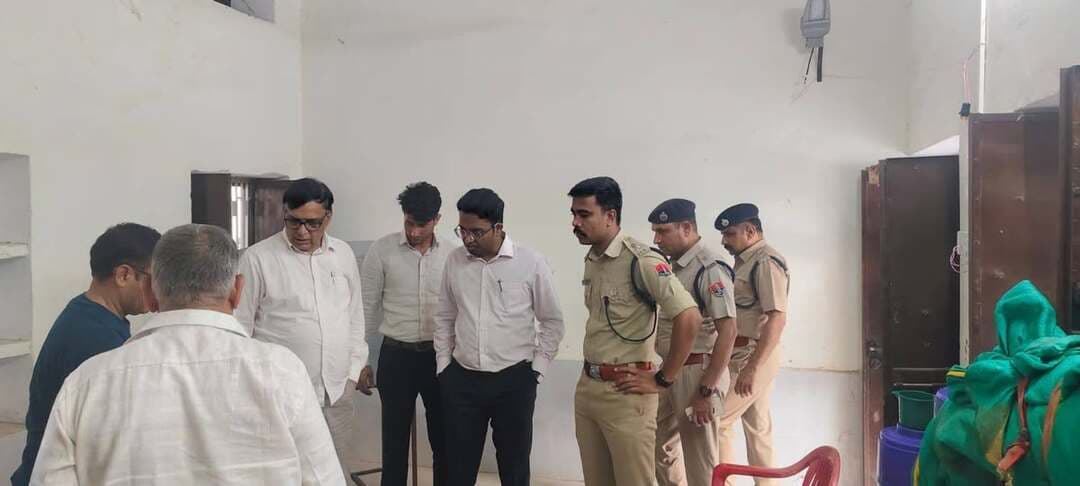 *नगरीय निकाय चुनाव : डीग, कुम्हेर व बृजनगर में मतदान तैयारियों का जिला निर्वाचन अधिकारी एवं एसपी ने लिया जायजा*
*कुम्हेर, बृजनगर एवं डीग में 19 मतदान बूथों का निरीक्षण; 100-200 मीटर क्षेत्र में आवश्यक व्यवस्थाएं सुनिश्चित करने के निर्देश*
नगर/डीग नगरीय निकाय आम चुनाव-2026 के द्वितीय चरण में 11 सितंबर को डीग जिले की डीग नगरपरिषद, बृजनगर नगरपालिका एवं कुम्हेर नगरपालिका में होने वाले मतदान को लेकर जिला निर्वाचन अधिकारी एवं जिला कलक्टर मयंक मनीष तथा जिला पुलिस अधीक्षक कांबले शरण गोपीनाथ ने गुरुवार को विभिन्न मतदान केंद्रों एवं निर्वाचन संबंधी व्यवस्थाओं का निरीक्षण किया।
जिला निर्वाचन अधिकारी एवं जिला पुलिस अधीक्षक ने कुम्हेर में स्वर्गीय श्री रामजी लाल स्वर्णकार राजकीय उच्च माध्यमिक विद्यालय में 4 बूथ, बजरंग मॉर्डन उच्च माध्यमिक विद्यालय में 2 बूथ, पंचायती धर्मशाला में 1 बूथ तथा पशु चिकित्सा प्रशिक्षण एवं अनुसंधान केंद्र में 1 बूथ का निरीक्षण किया। अधिकारियों ने मतदान केंद्रों पर 100 एवं 200 मीटर की मार्किंग, प्रकाश, छाया सहित आवश्यक व्यवस्थाएं समय पर सुनिश्चित करने के निर्देश दिए। इसके बाद अधिकारियों ने बृजनगर के विभिन्न मतदान केंद्रों का निरीक्षण किया। यहां रेवती देवी राजकीय बालिका उच्च माध्यमिक विद्यालय में 4 बूथ, अग्रवाल धर्मशाला में 2 बूथ तथा श्री जी आईटीआई में 2 बूथों की व्यवस्थाओं का अवलोकन किया। वहीं डीग में किशन लाल जोशी राजकीय उच्च माध्यमिक विद्यालय में 3 बूथों का निरीक्षण किया गया। इस प्रकार जिला निर्वाचन अधिकारी एवं जिला पुलिस अधीक्षक ने डीग, कुम्हेर एवं बृजनगर में कुल 19 मतदान बूथों का जायजा लिया। निरीक्षण के दौरान अधिकारियों ने मतदान केंद्रों पर मतदाताओं की सुविधा, सुरक्षा एवं मतदान प्रक्रिया से जुड़ी व्यवस्थाओं का अवलोकन किया। इसके साथ ही नगर क्षेत्र का भ्रमण कर स्ट्रांग रूम एवं मतगणना संबंधी व्यवस्थाओं का भी निरीक्षण किया।
*निष्पक्ष एवं शांतिपूर्ण मतदान सर्वोच्च प्राथमिकता—मयंक मनीष*
जिला निर्वाचन अधिकारी ने कहा कि राजस्थान में नगरीय निकाय आम चुनाव की प्रक्रिया चल रही है, जिसका प्रथम चरण शांतिपूर्ण रूप से संपन्न हो चुका है। द्वितीय चरण में 11 सितंबर को डीग जिले की डीग नगरपरिषद, बृजनगर नगरपालिका एवं कुम्हेर नगरपालिका में मतदान होगा। उन्होंने कहा कि मतदान को देखते हुए उनके द्वारा जिला पुलिस अधीक्षक के साथ मतदान केंद्रों, स्ट्रांग रूम एवं मतगणना संबंधी व्यवस्थाओं का निरीक्षण किया गया है। कुल मिलाकर व्यवस्थाएं माकूल पाई गई हैं। प्रशासन एवं पुलिस अधिकारियों को निर्देश दिए गए हैं कि 11 सितंबर को मतदान प्रक्रिया निष्पक्ष, शांतिपूर्ण एवं व्यवस्थित रूप से संपन्न कराई जाए।