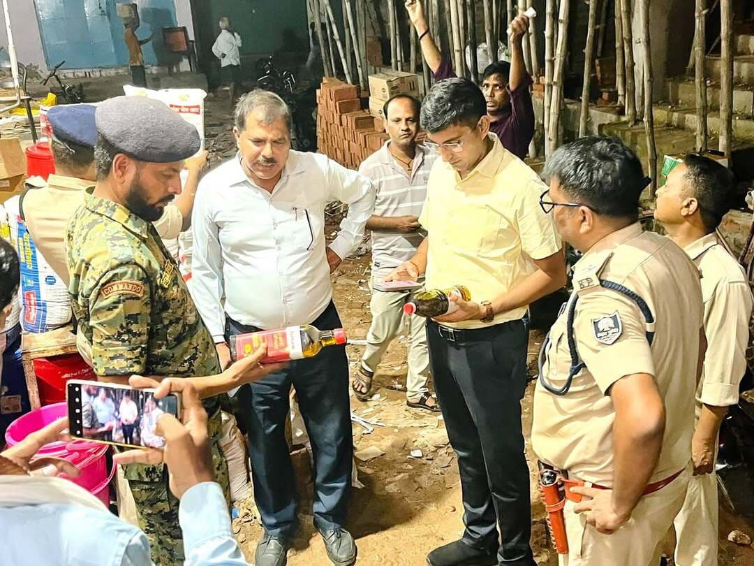 फूड पॉइजनिंग के बाद जागा प्रशासन, राजगोला में नकली सरसों तेल की सूचना पर ताबड़तोड़ छापा ..
खबर कमेंट बॉक्स में